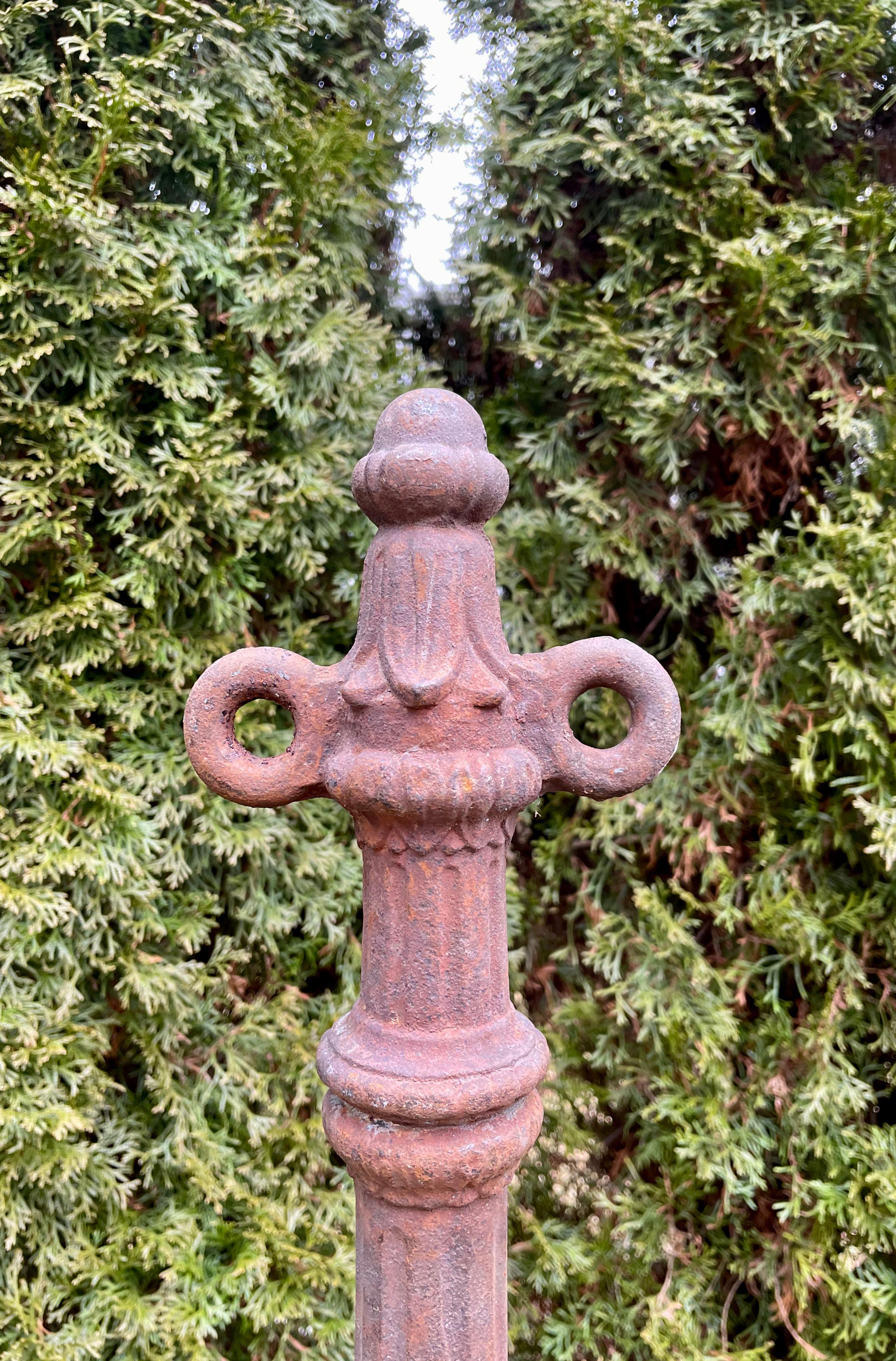 Five French Cast Iron Bollards with Elaborate Original Chain and Rosettes For Sale 6
