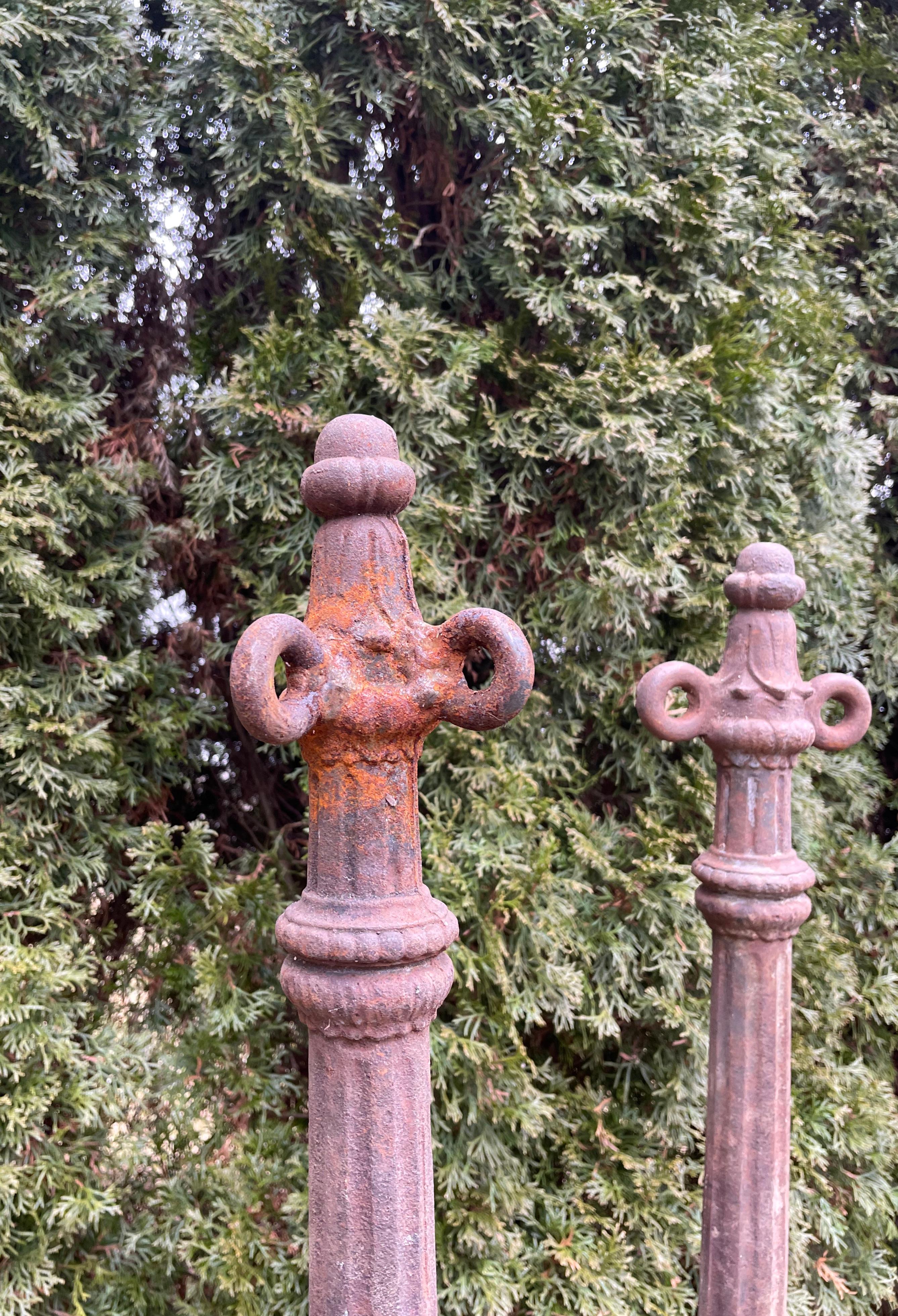 Five French Cast Iron Bollards with Elaborate Original Chain and Rosettes In Good Condition For Sale In Woodbury, CT