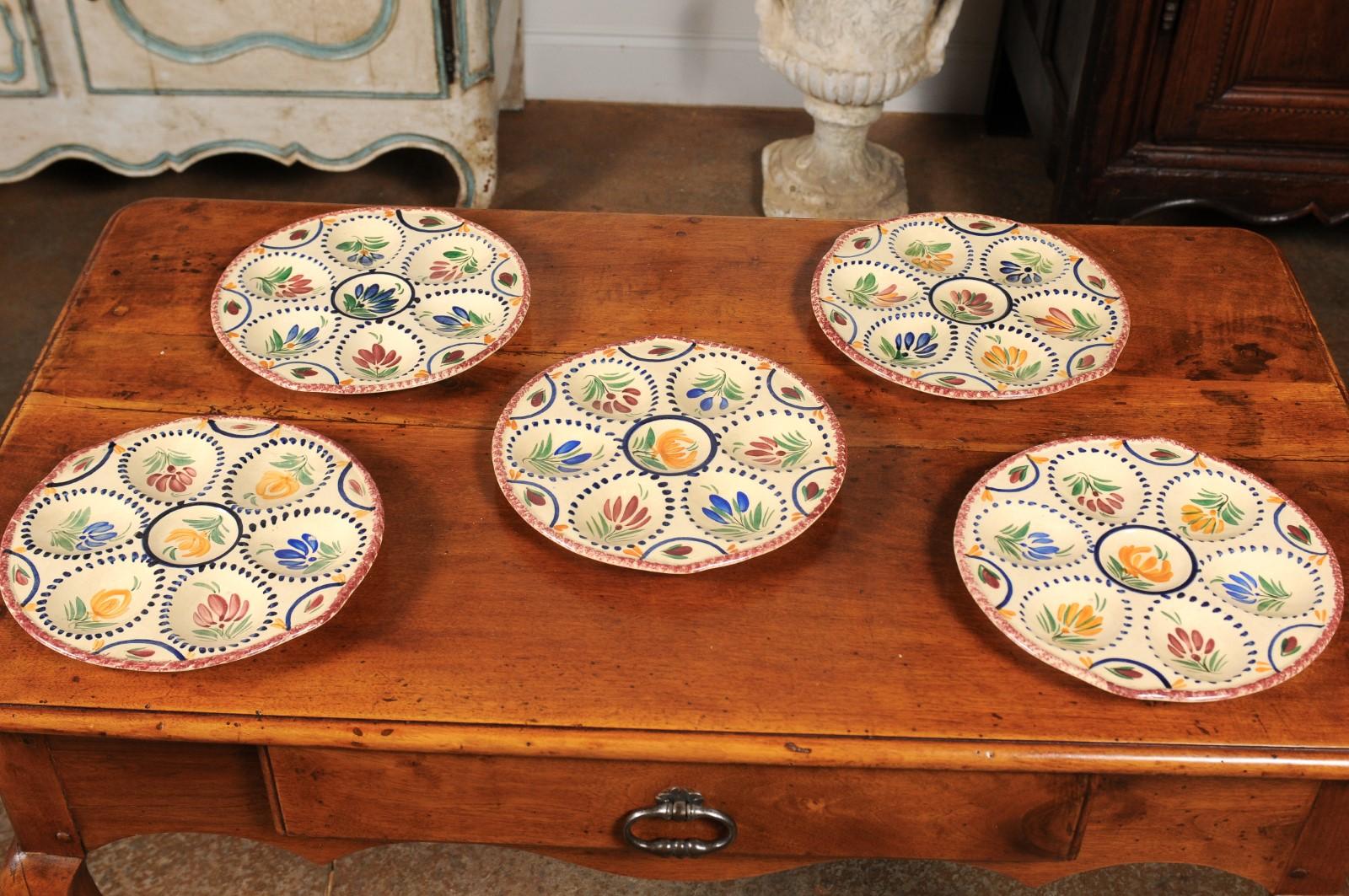 Huit assiettes à huîtres de la manufacture HB Quimper du 19ème siècle avec motifs floraux en vente 3
