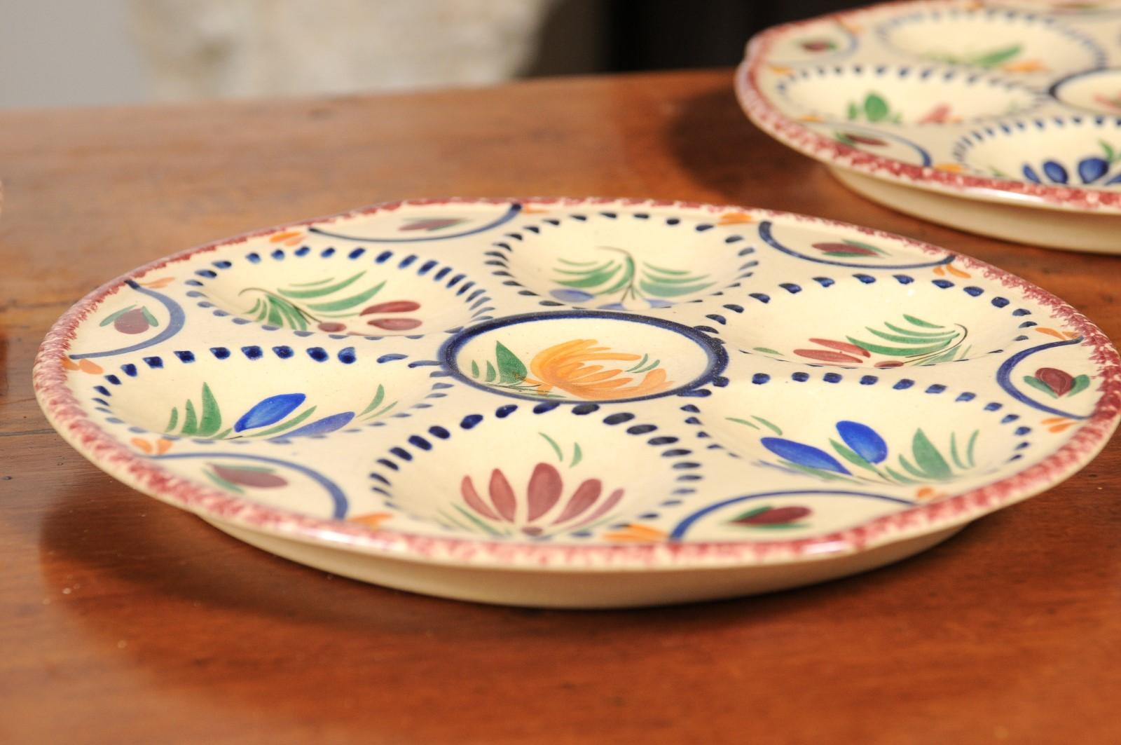 Huit assiettes à huîtres de la manufacture HB Quimper du 19ème siècle avec motifs floraux en vente 4