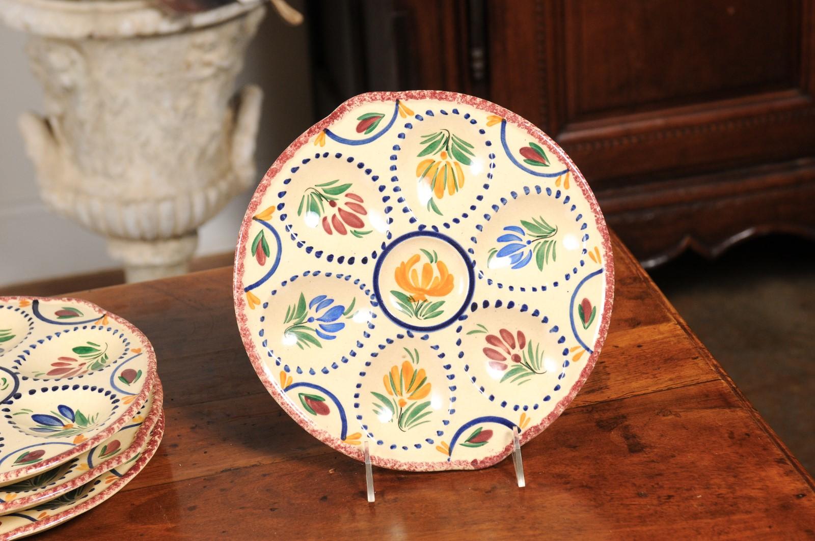 XIXe siècle Huit assiettes à huîtres de la manufacture HB Quimper du 19ème siècle avec motifs floraux en vente