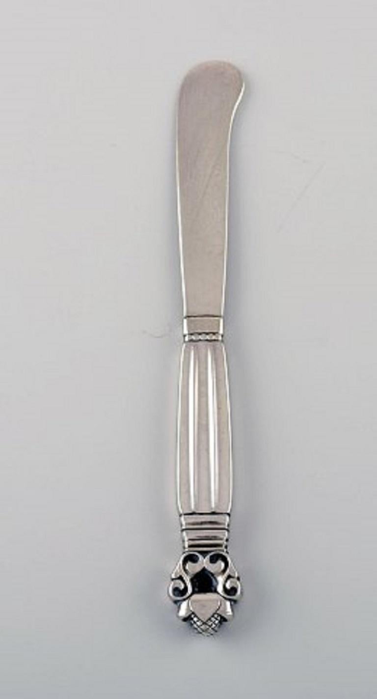 Five Georg Jensen Acorn butter knives in all sterling silver.
Measure: Length 17 cm.
In excellent condition.
Stamped.
Our skilled Georg Jensen silversmith / jeweler can polish all silver and gold so that it looks like new. The price is very