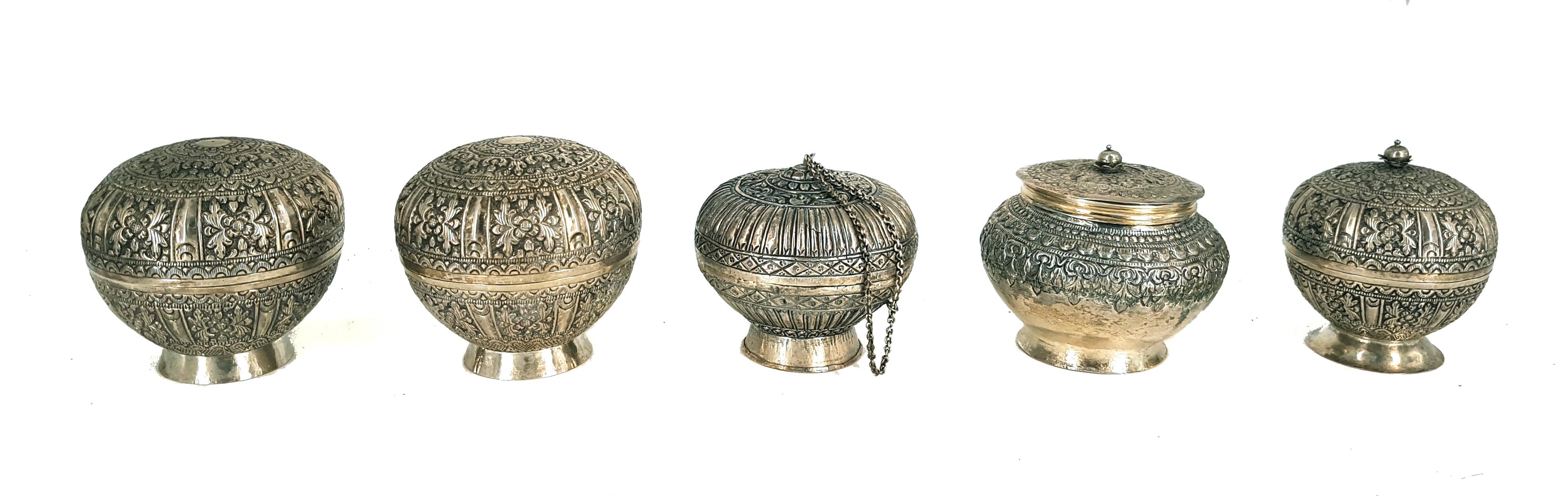 There are five globular vessels with Indonesian lids in repoussé silver.

Dimensions:
1 H 7.5 cm diameter 4.5 cm
2 H 7 cm diameter 6 cm
3 H 7.5 cm diameter 7.5 cm
4 H 7 cm diameter 7 cm
5 H 7.5 cm diameter 7.5 cm
