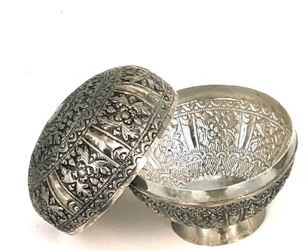 20th Century Five Globular Vessels with Indonesian Lids in Repoussé Silver For Sale