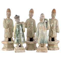 Cinq figurines de préposés en poterie à glaçure verte, dynastie Ming (1368-1644)