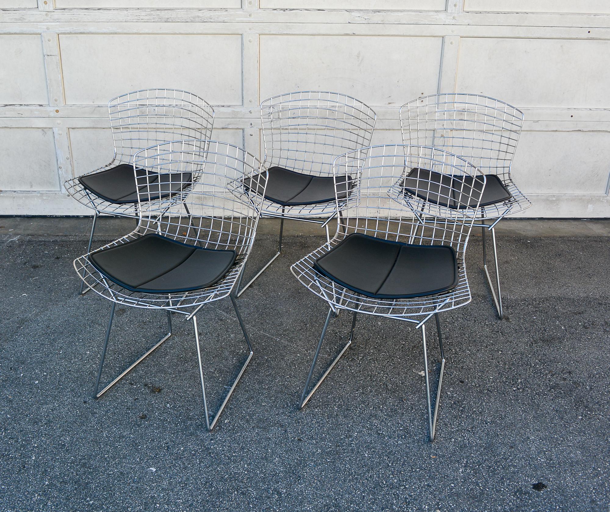Set di cinque sedie Harry Bertoia prodotte da Knoll. Queste sedie risalgono al 1970 circa. Hanno una finitura cromata. Le sedie sono dotate di pad in vinile nero. I pad sono ricambi Knoll acquistati nel 2006. Le sedie presentano alcune aree di