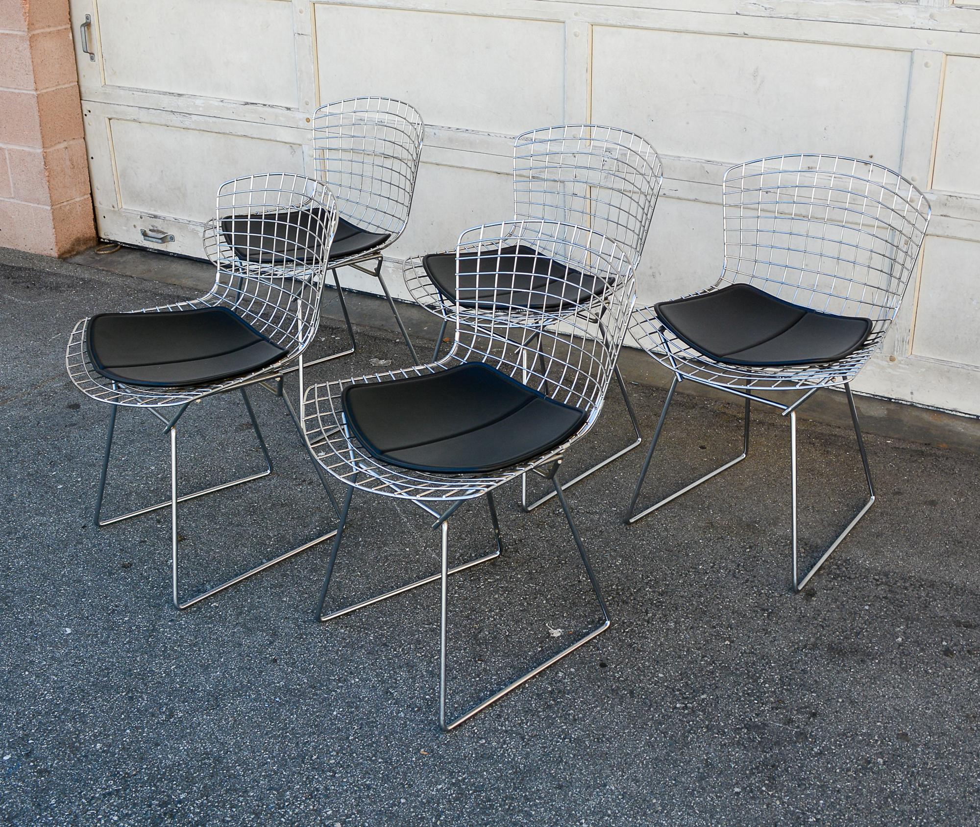 Mid-Century moderno Cinque sedie da pranzo in filo di ferro cromato Harry Bertoia di Knoll in vendita