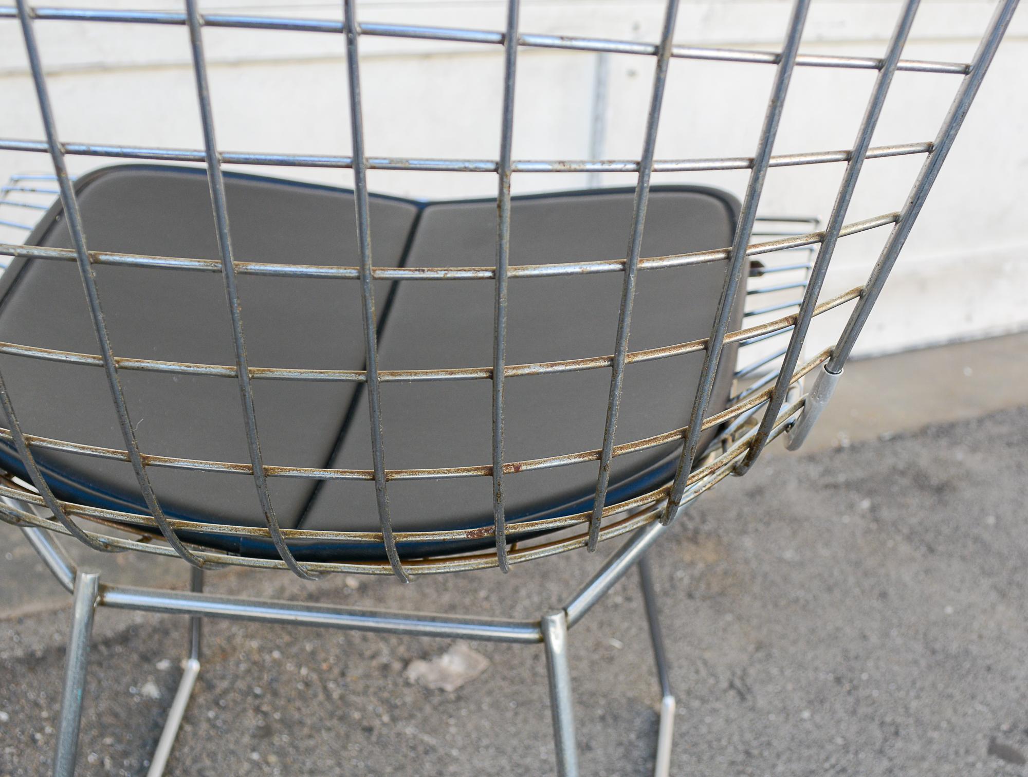 XX secolo Cinque sedie da pranzo in filo di ferro cromato Harry Bertoia di Knoll in vendita