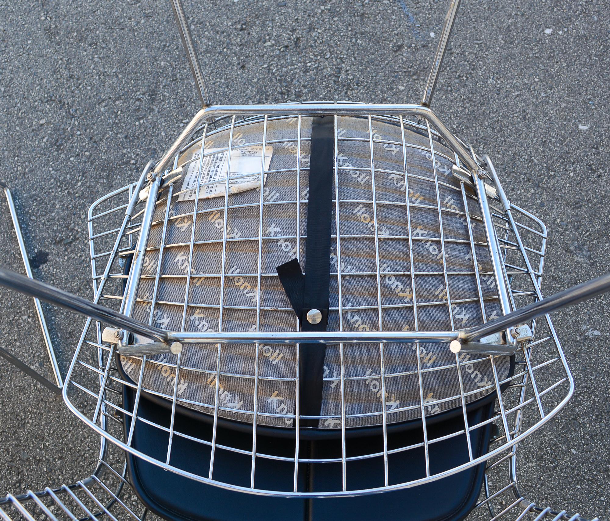 Tappezzeria Cinque sedie da pranzo in filo di ferro cromato Harry Bertoia di Knoll in vendita
