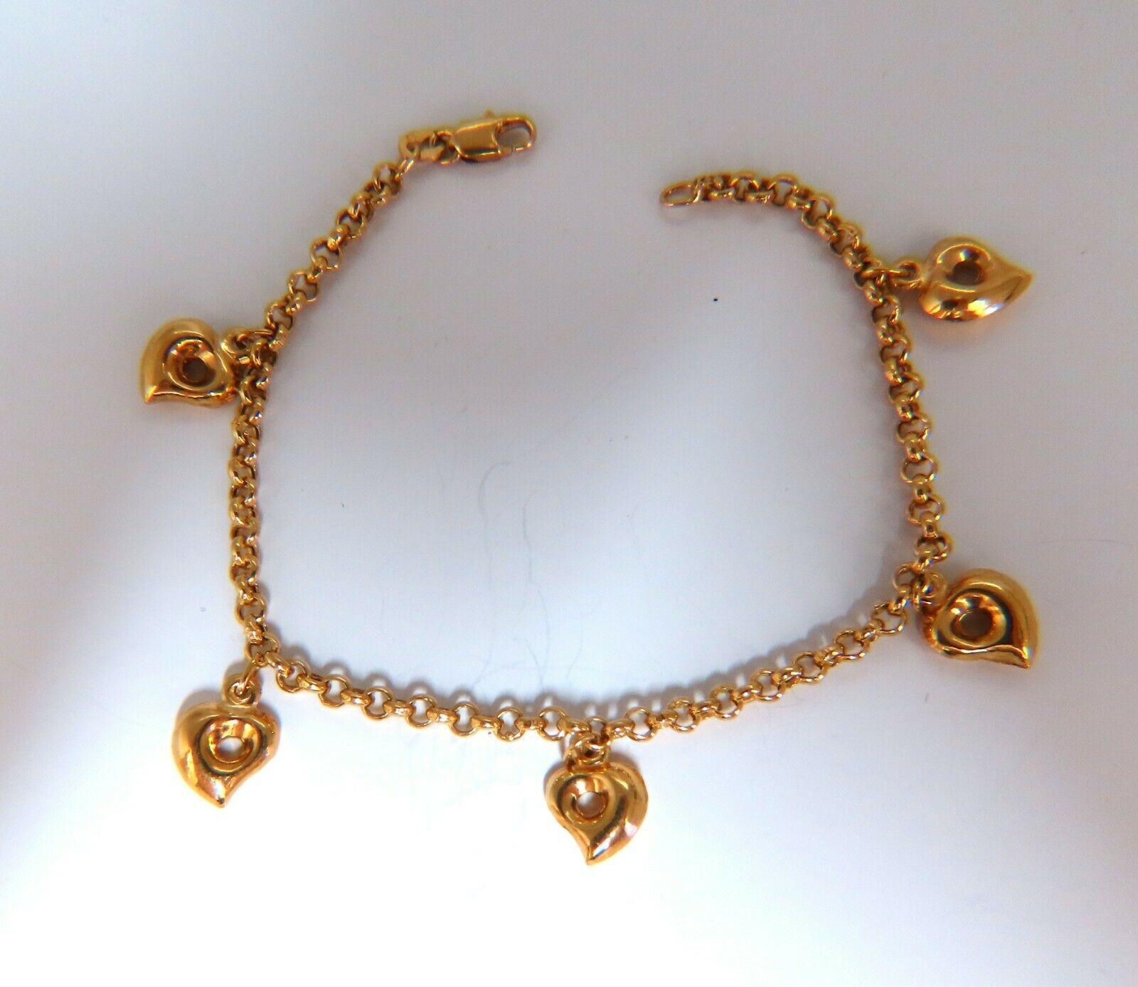 Armband mit fünf Herzen als Gliederarmband.

Jeder Anhänger 9x8 mm

Kette 3mm Kaliber

14 Karat Gelbgold 4,9 g

Armbänder messen 7-in

Sicheres Schloss