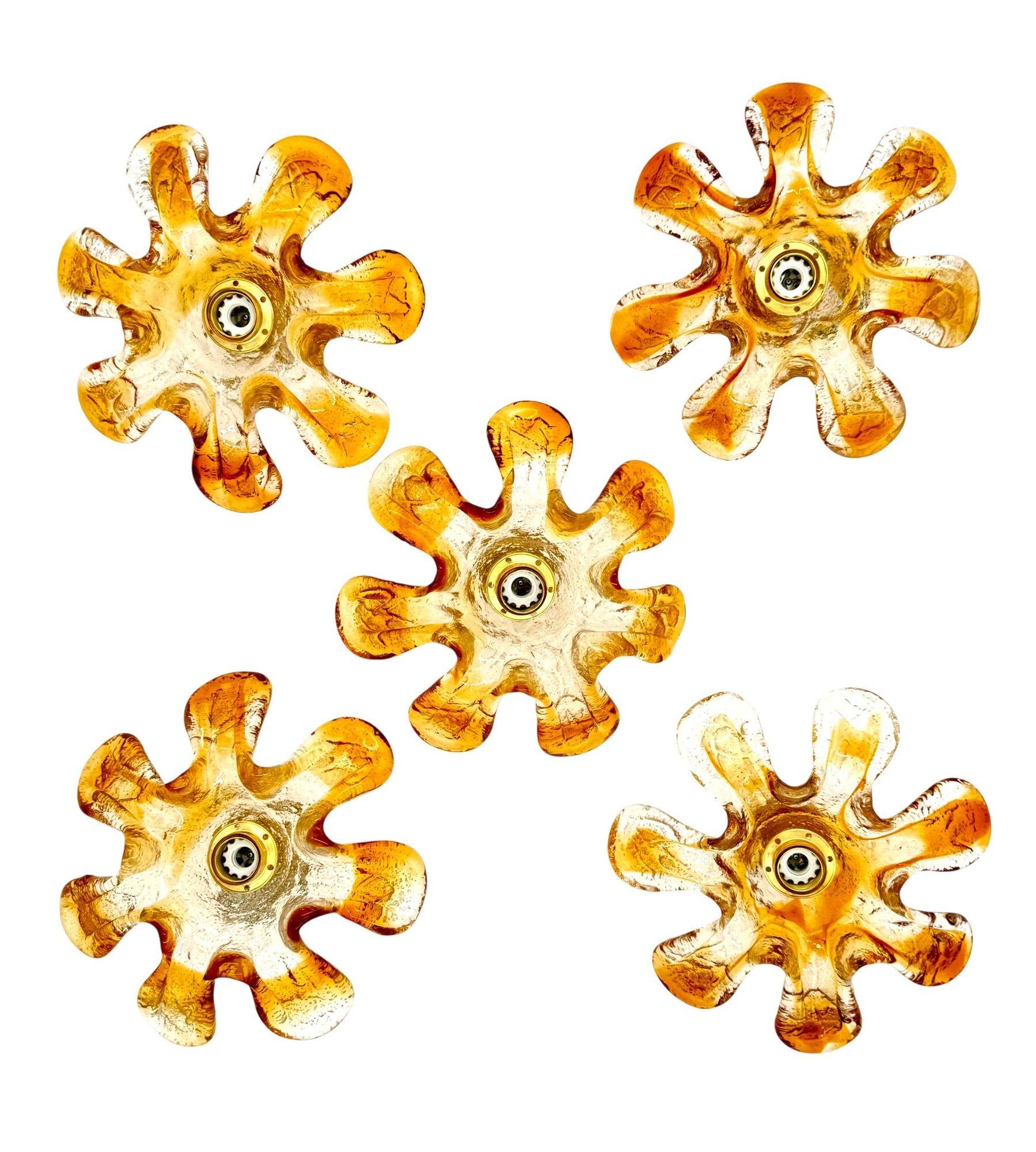 Cinque focaccine da parete in vetro di Murano degli anni '70 di Mazzega Murano, ciascuna con staffa da parete in ottone e un'unica luce centrale. Cablata con nuovi raccordi in ottone e sottoposta a PAT Test.  Il prezzo si riferisce a una singola