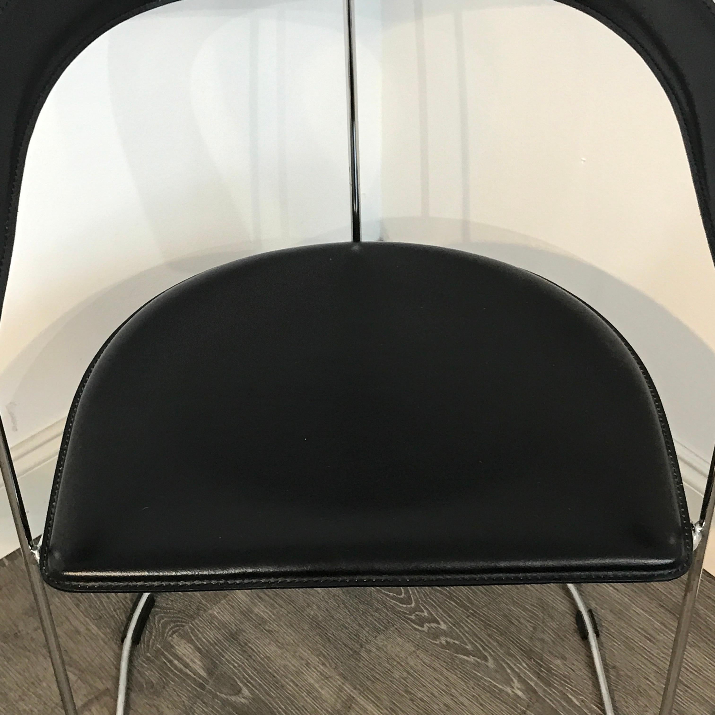 Cuir Cinq fauteuils luge italiens en chrome et cuir noir, faits à la main par Frag
