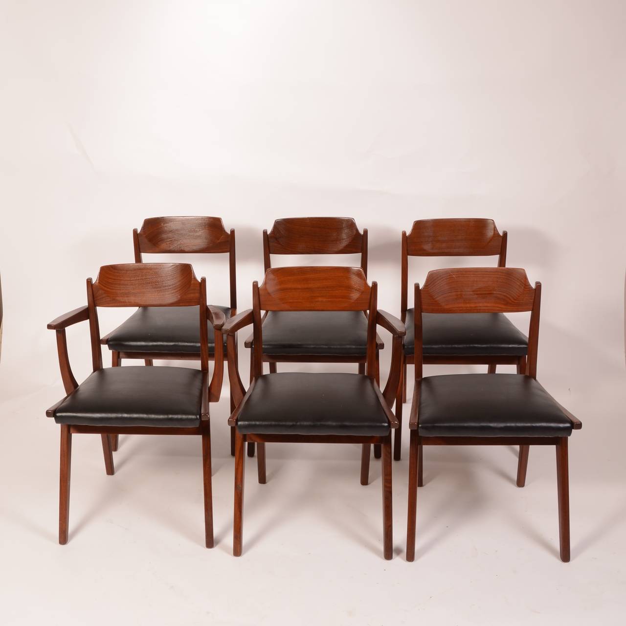 Ein Satz von 5 Esszimmerstühlen, entworfen von Jan Kuypers für Imperial. Das Set enthält einen Kapitänsstuhl (es sind 2 abgebildet).
 
 
