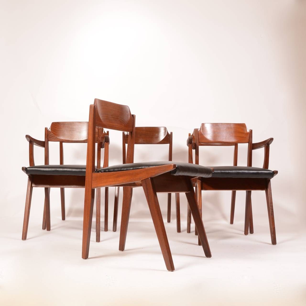 Cinq chaises de salle à manger Jan Kuypers pour Imperial Midcentury en noyer Bon état - En vente à Los Angeles, CA