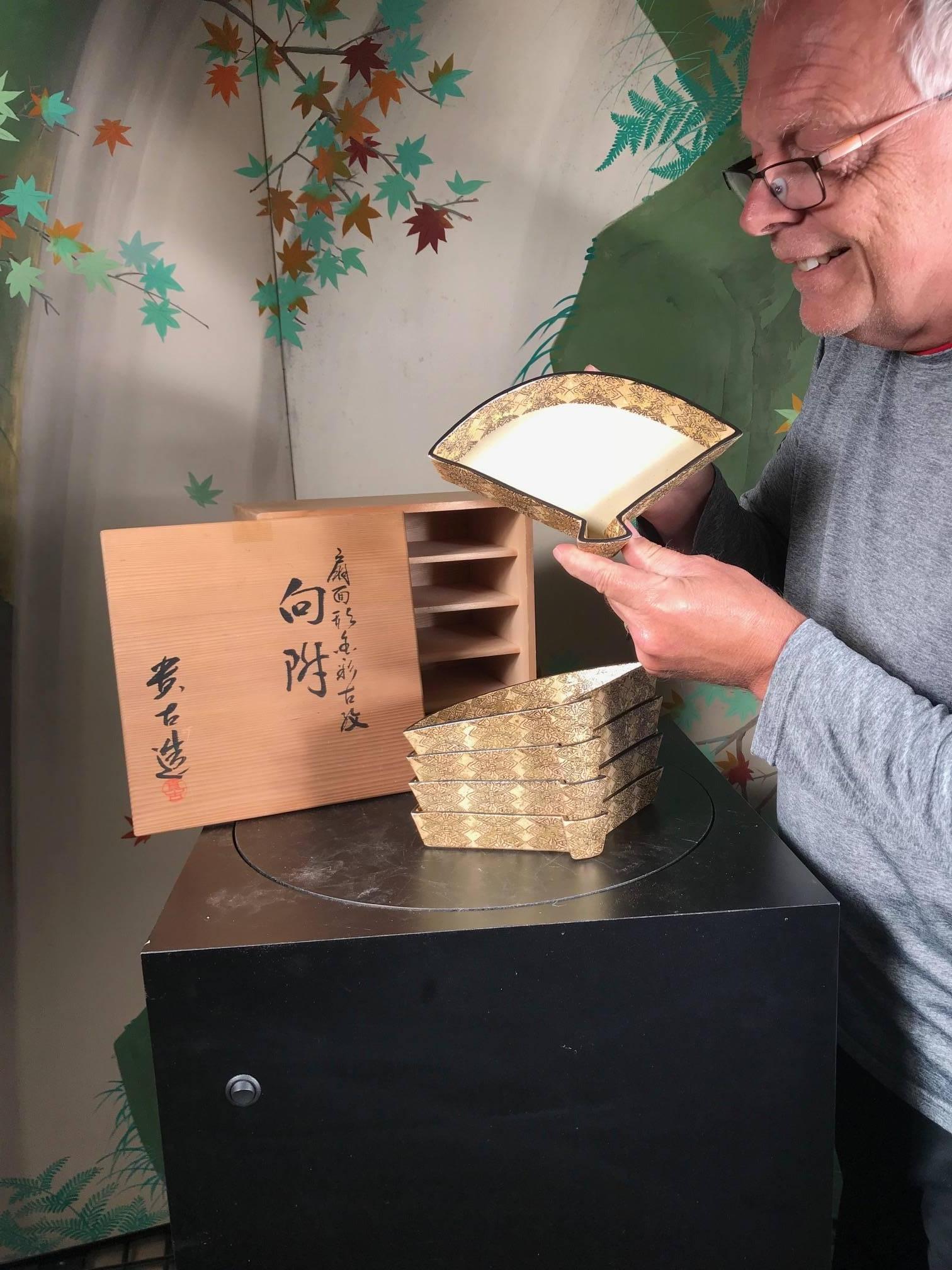 Mint, signed and boxed

A wonderful Japanese antique collection of five (5) attractive hand-painted ceramic fan shaped bowls Kakuzara or ceramic plates dating to the early 20th century, Taisho period, probably an Arita kiln. Each is signed