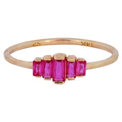 Fünf lab-Rubin im Baguetteschliff 14k Goldring.