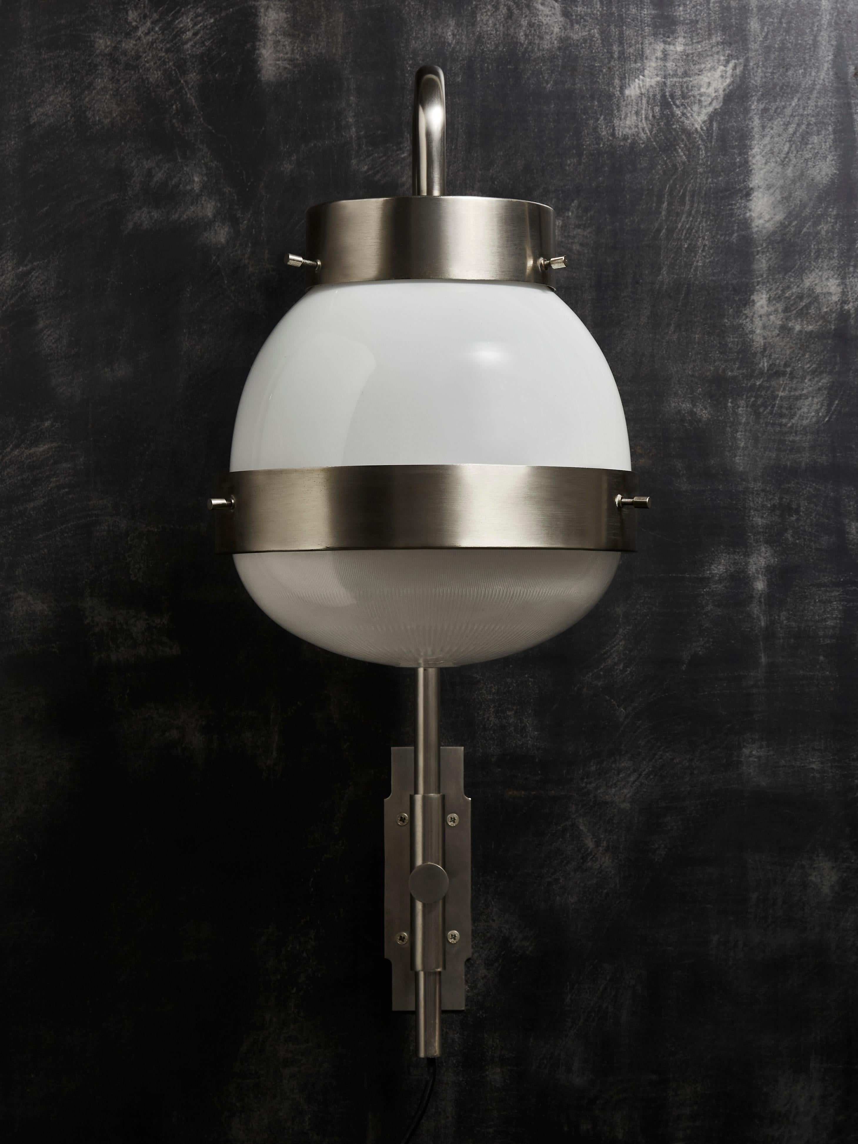 Cinco apliques Delta diseñados por Segio Mazza para Artemide en la década de 1960.

Placa de pared de latón acabado en níquel cepillado y brazo ajustable, que sujeta una fuente de luz. 

Dos vidrios diferentes, superior blanco brillante y