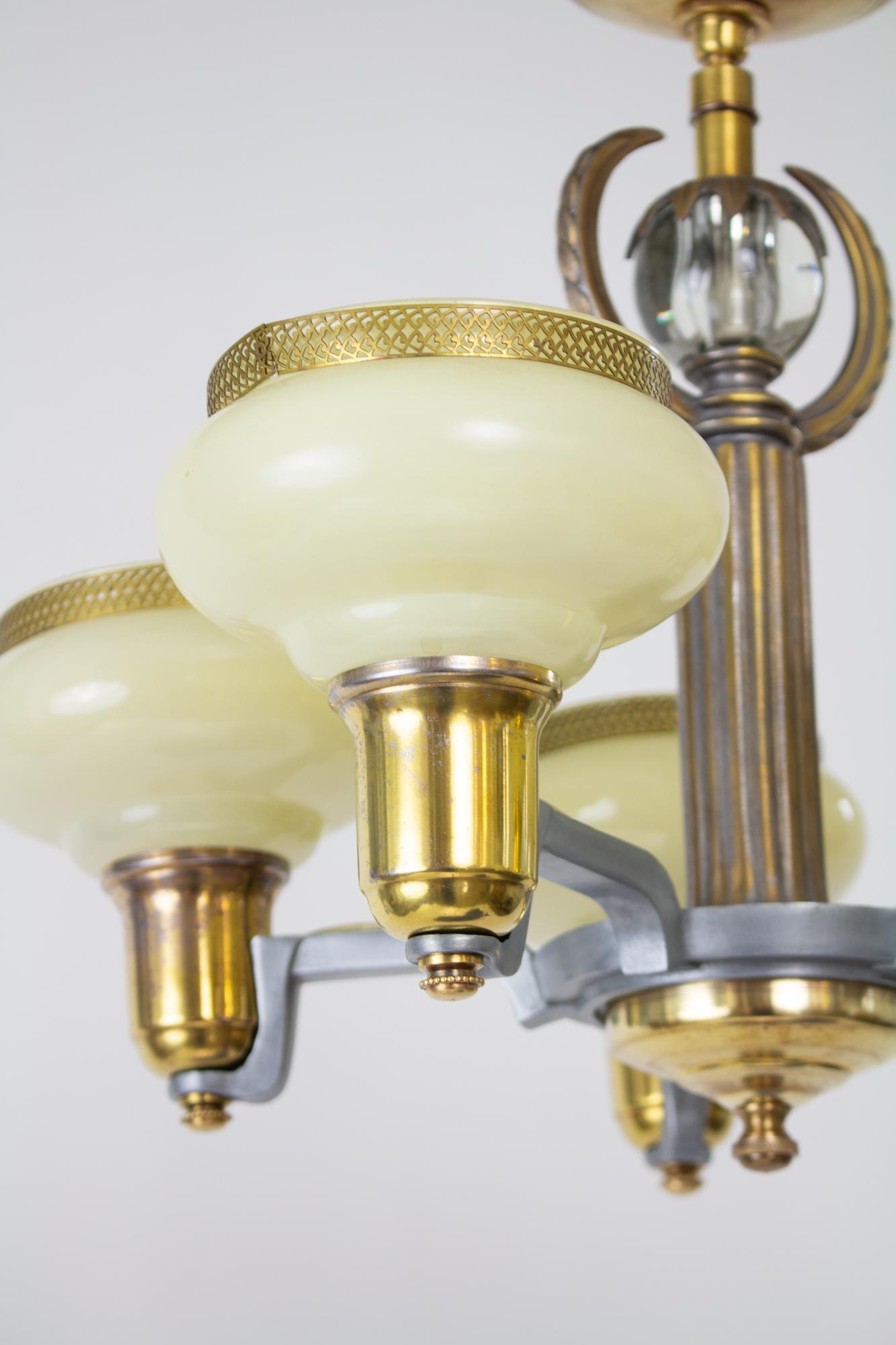 Fünf Lichter Art Deco Custard Glas Kronleuchter im Zustand „Gut“ im Angebot in Canton, MA