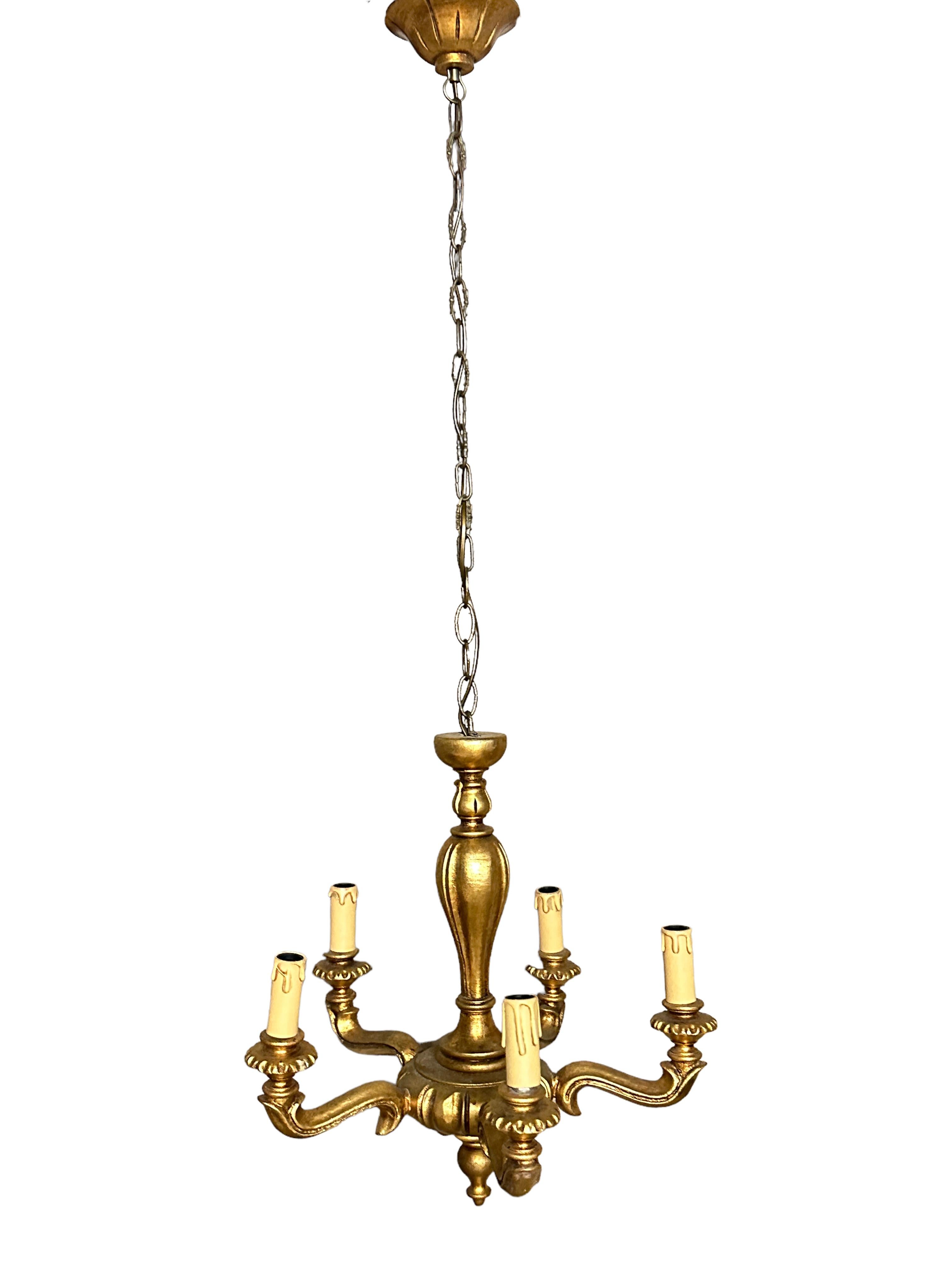 Métal Lustre Hollywood Regency à cinq lumières en Wood doré Tole, Autriche années 1950 en vente