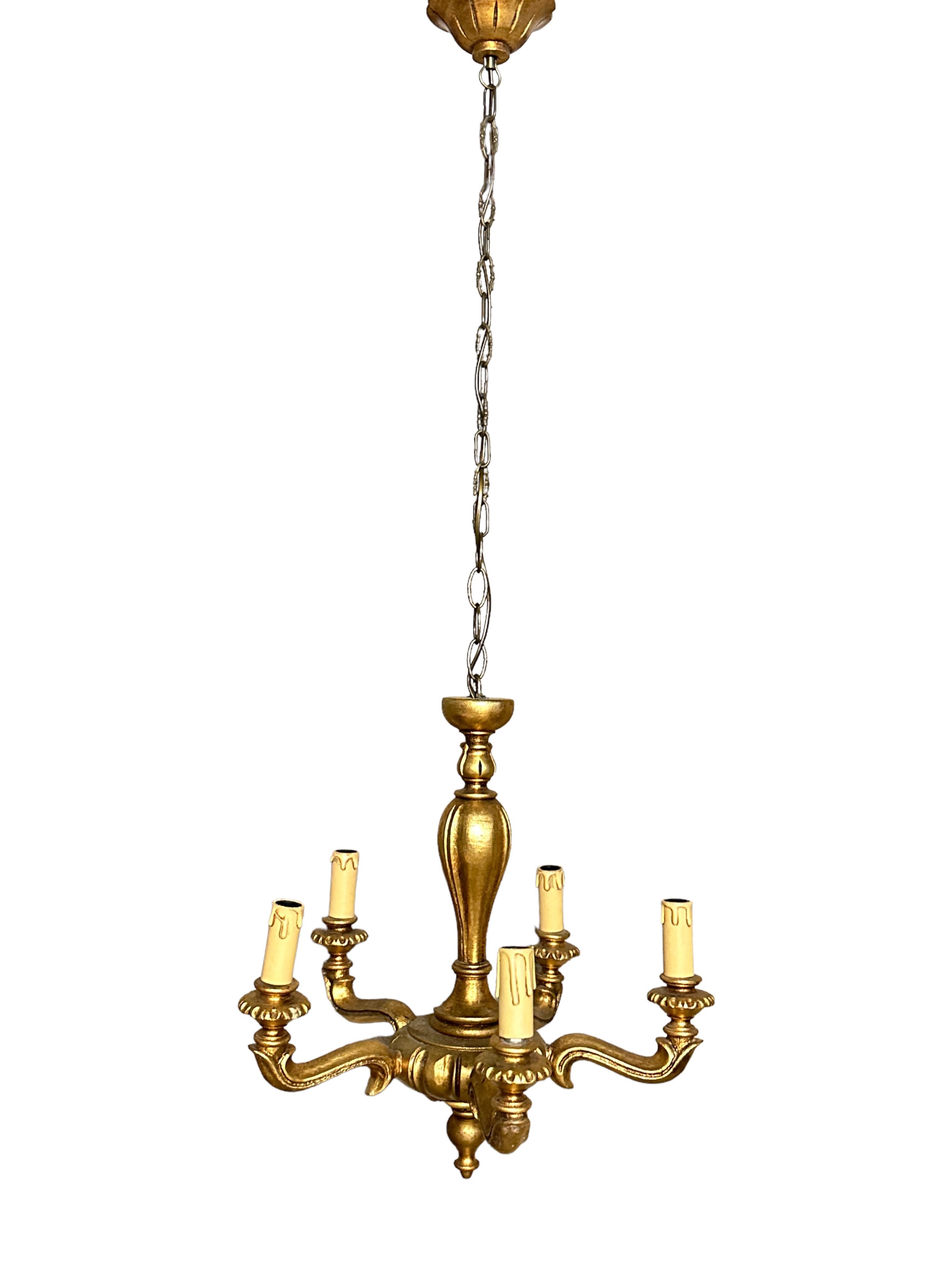 Lustre Hollywood Regency à cinq lumières en Wood doré Tole, Autriche années 1950 en vente 1