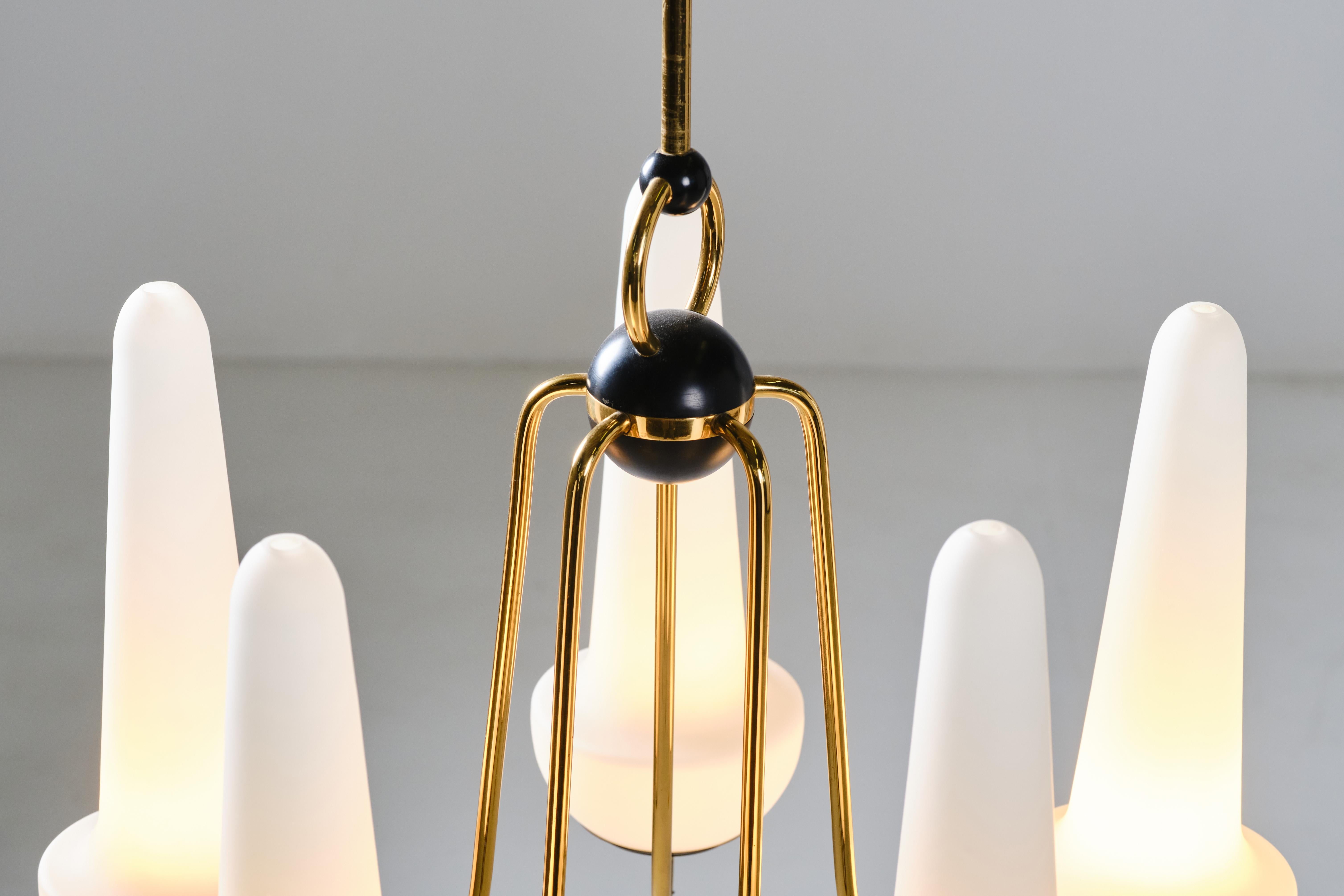 Lampadario a cinque luci in vetro opalino e ottone in vendita 3