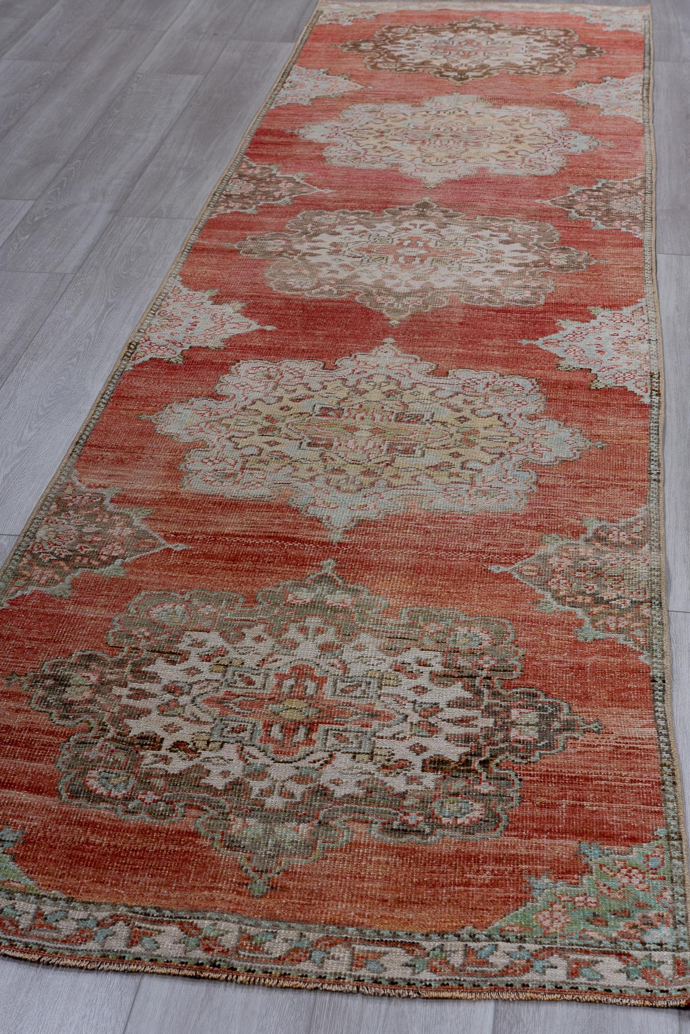 Oushak-Läufer mit fünf Medaillons und rotem Feld (Wolle) im Angebot