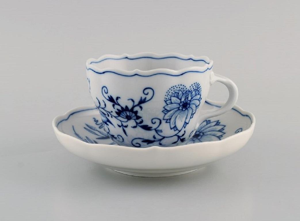 Five Meissen Blue Onion coffee cups with saucers in hand-painted porcelain. 
Early 20th century.
The cup measures: 8.8 x 6.5 cm.
Saucer diameter: 14 cm.
In excellent condition.
Stamped.
1st factory quality.