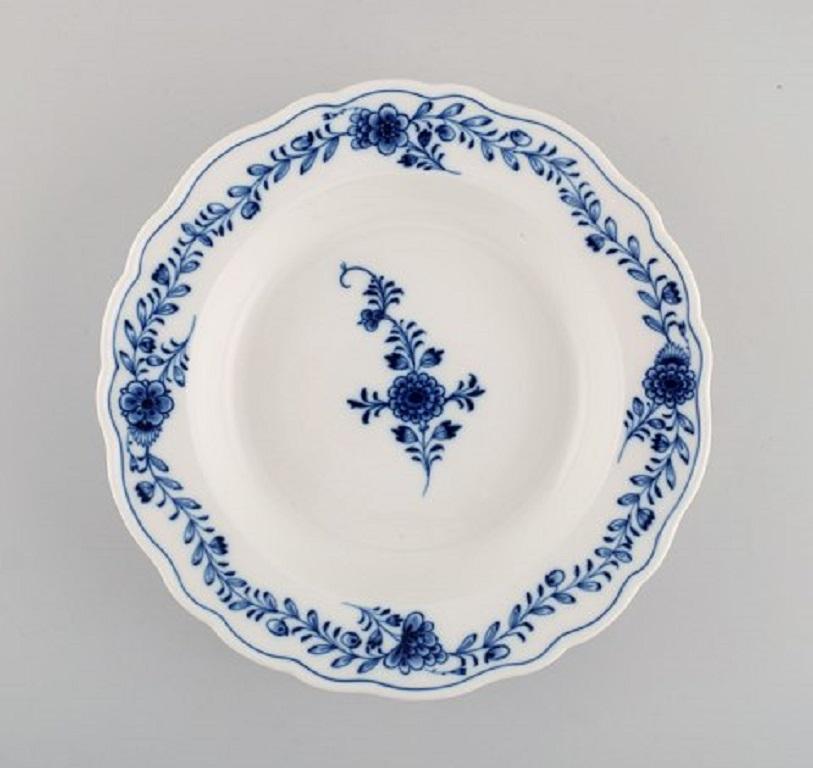 Five Meissen Neuer Ausschnitt Plates in Hand-Painted Porcelain, Approx. 1900 In Excellent Condition For Sale In Copenhagen, DK