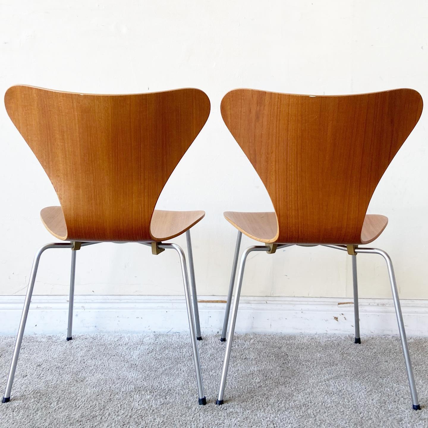 Entdecken Sie dieses bemerkenswerte Set aus vier dänischen Bugholzstühlen von Arne Jacobsen, Modell 3107, entworfen von Arne Jacobsen für Fritz Hansen. Diese kultigen dänischen Bugholzstühle aus der Mitte des Jahrhunderts verkörpern zeitlose Eleganz