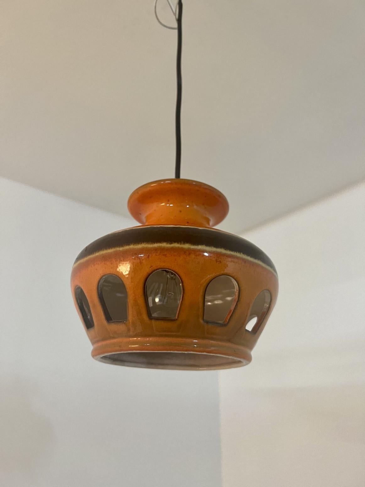 Eine Reihe von spektakulären und stilvollen Keramik-Pendelleuchten, hergestellt in West-Deutschland um die 1970er Jahre. Die Lichter sind aus orange und braun glasierter Keramik gefertigt und im Stil von 'Fat Lava' glasiert. Die orangefarbene und
