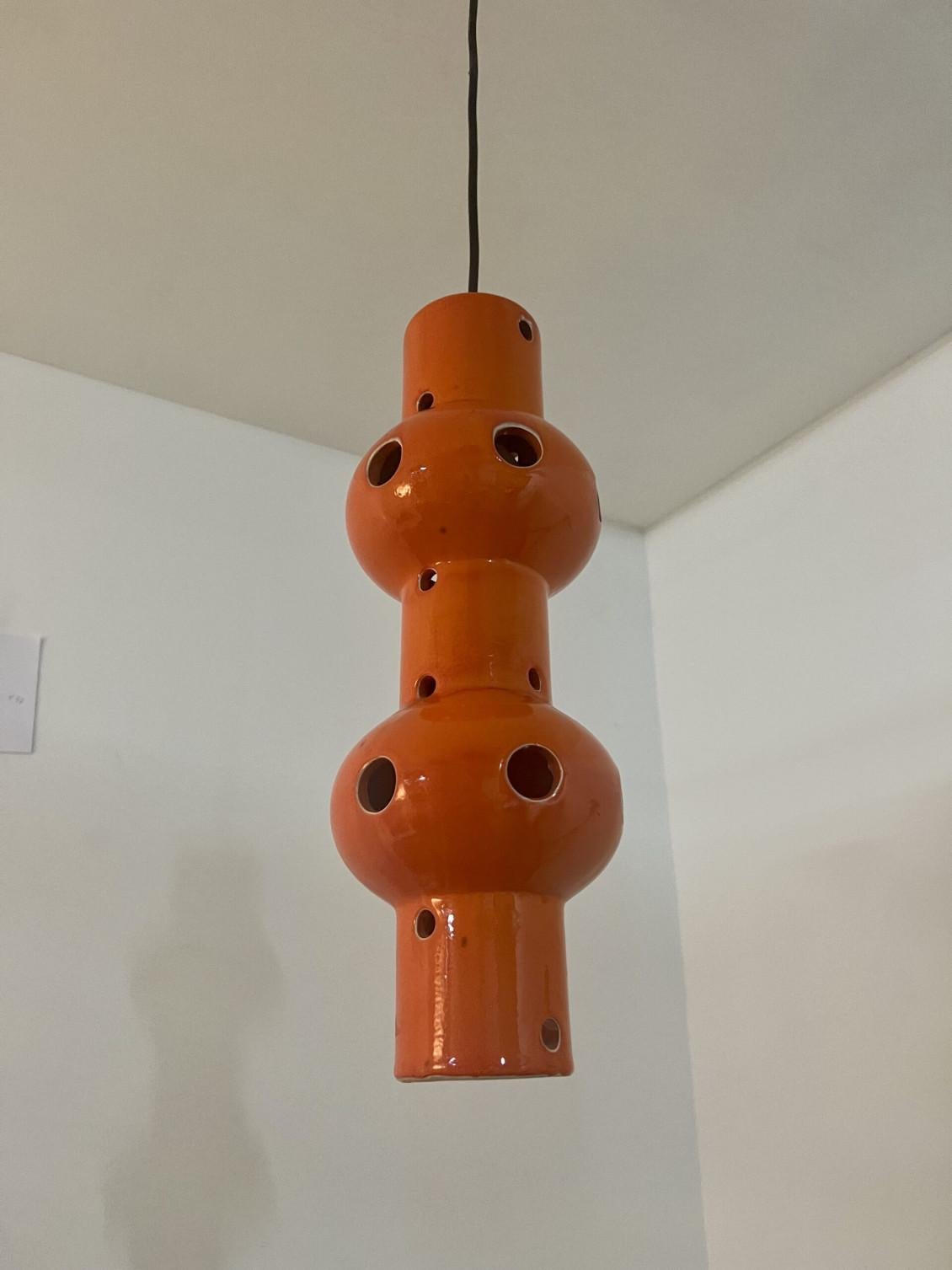 Fünf gemischt glasierte Keramik-Hängeleuchten, Deutschland, 1970er Jahre (Glasiert) im Angebot