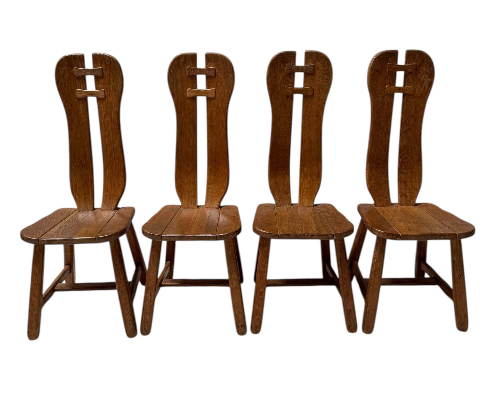 Set of five Brutalist Mid-Century Modern dining room chairs, 1 armchair and 4 side chairs.
Design by Kunstmeubelen De Puydt.
Striking Belgium design from the 1970s.
Handcrafted solid oak frames with the typical tall elegant backs curved like a