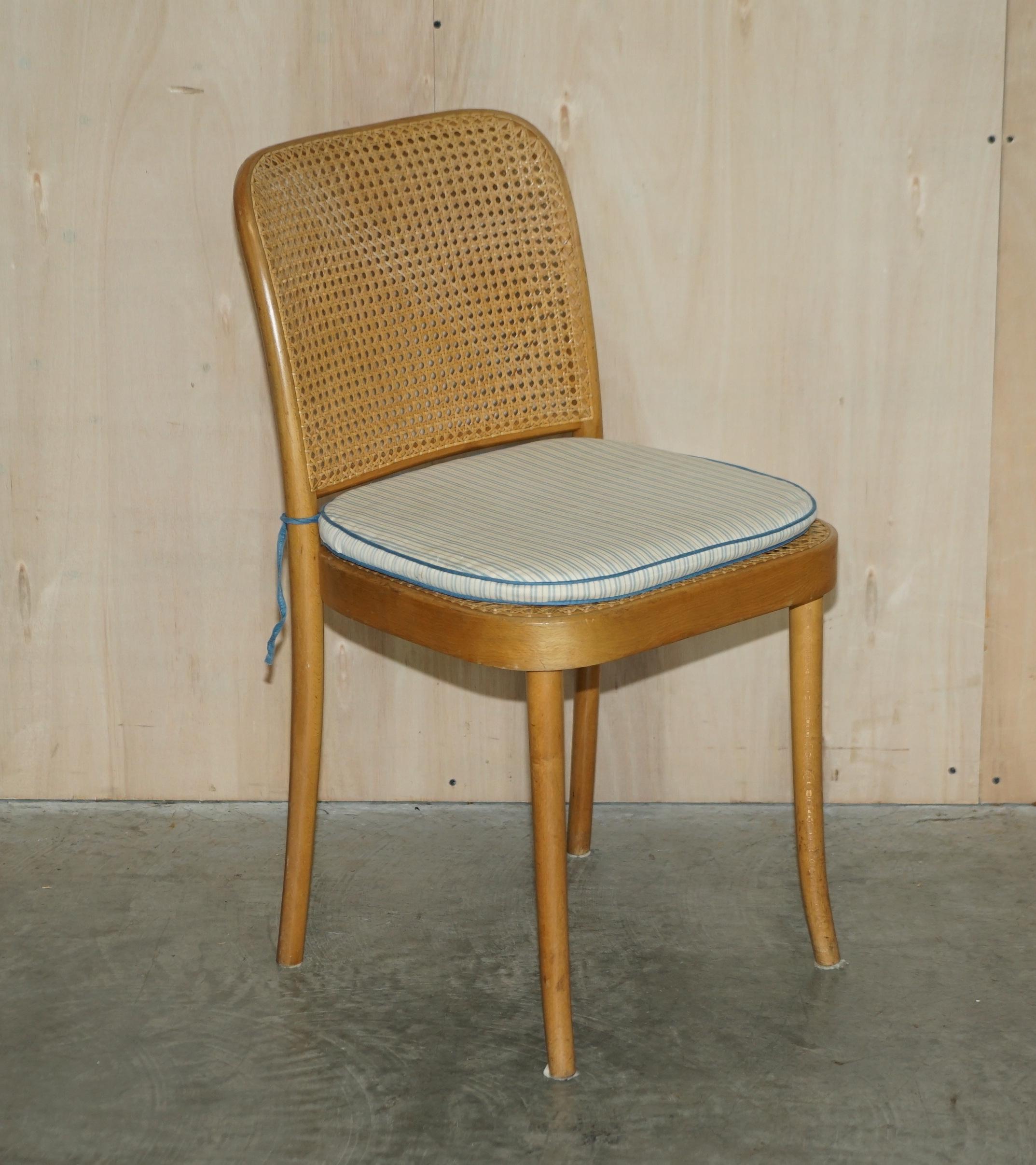 Nous sommes ravis d'offrir à la vente ce magnifique ensemble de cinq chaises de salle à manger originales des années 1920, fabriquées à la main en Pologne, conçues par Josef Frank et Joseph Hoffmann pour Thonet, modèle numéro 811.

Un ensemble