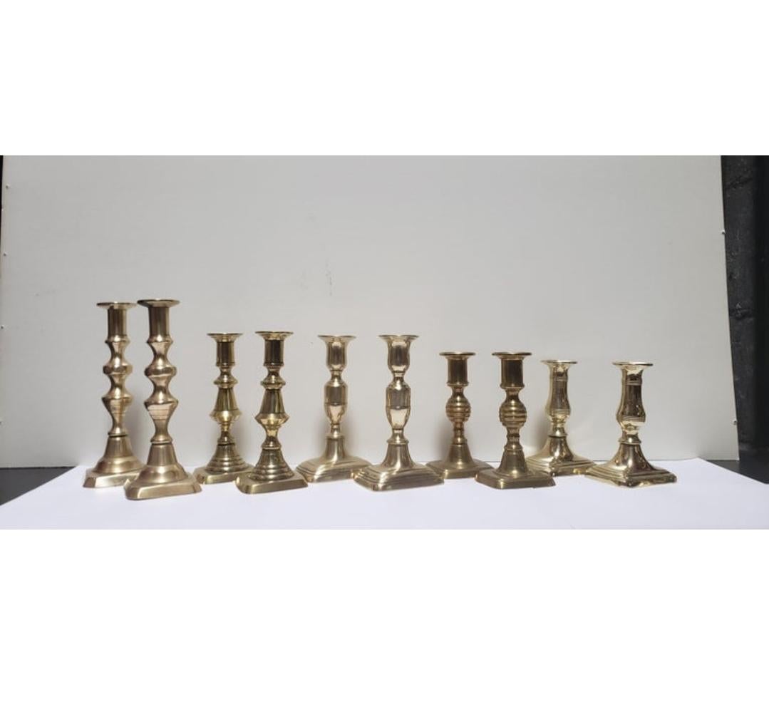 Collection de chandeliers anciens en laiton de l'époque géorgienne à victorienne, comprenant 10 chandeliers, soit 5 paires. Le collectionneur s'en est servi pour appuyer une carte de table. Une table de dîner ornée de 10 chandeliers aux bougies