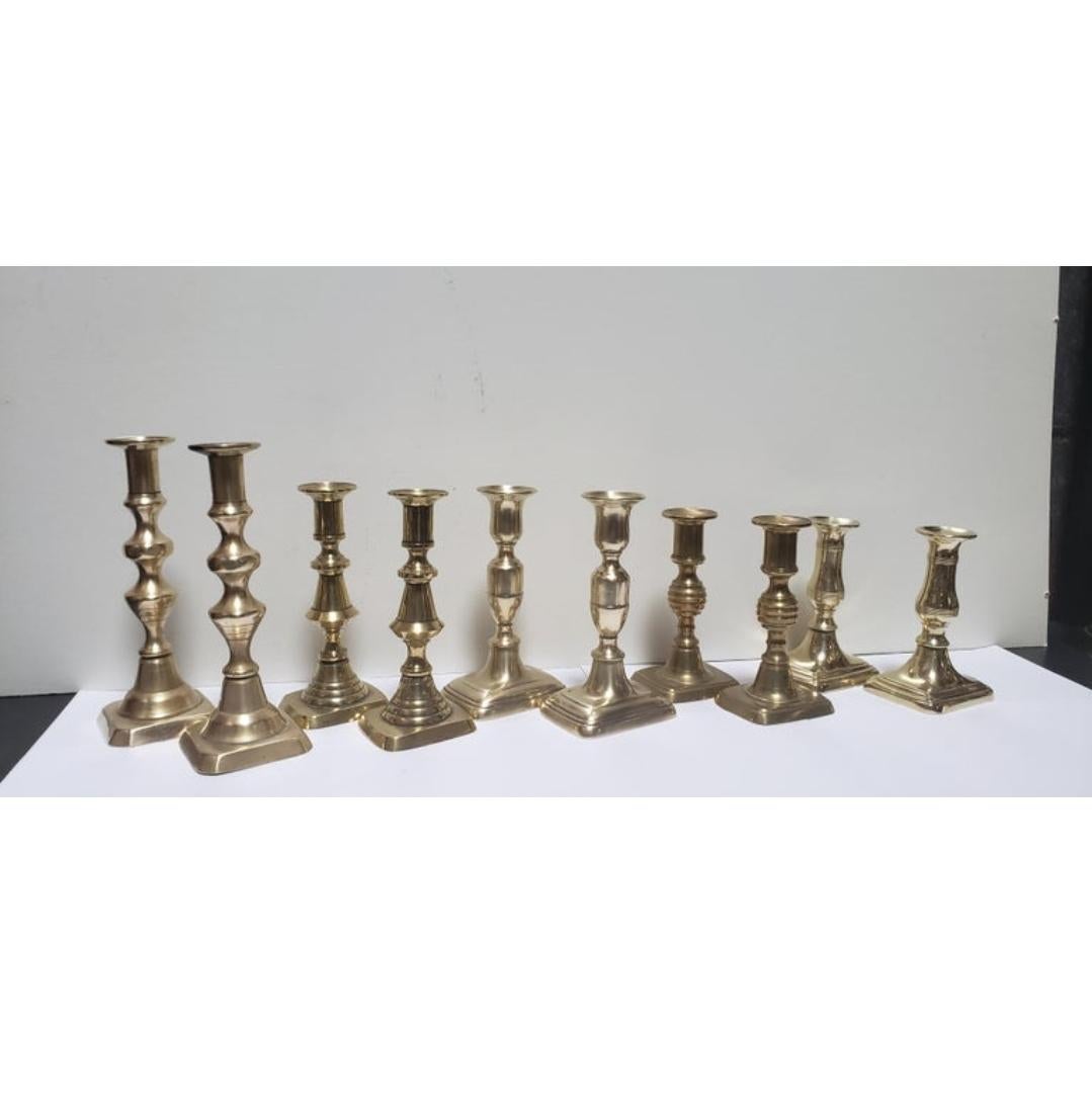 Anglais Cinq paires de chandeliers en laiton du XIXe siècle en vente