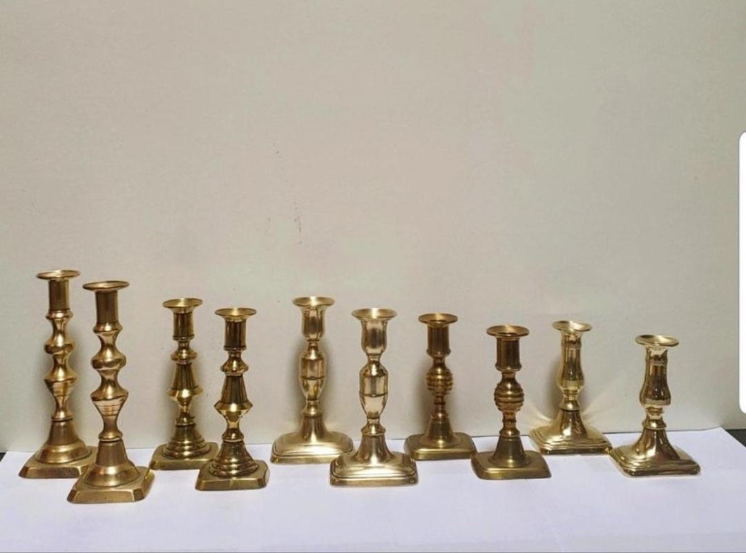 Moulage Cinq paires de chandeliers en laiton du XIXe siècle en vente