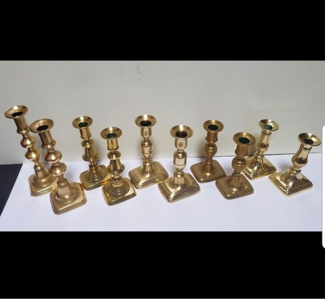 Laiton Cinq paires de chandeliers en laiton du XIXe siècle en vente