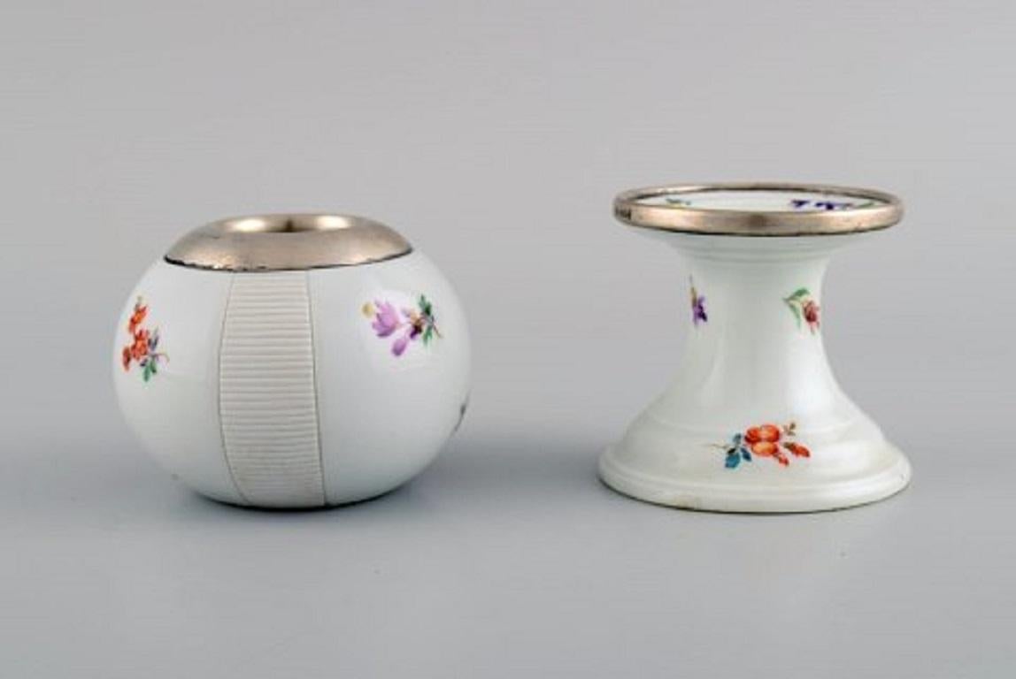 Five parts Meissen porcelain with hand-painted floral motifs, gold decoration and sterling silver fittings. 20th century.
Consisting of two candlesticks, a vase, ashtray and ink dryer.
The ashtray measures: 10 x 3 cm.
The vase measures: 7 x 6.5