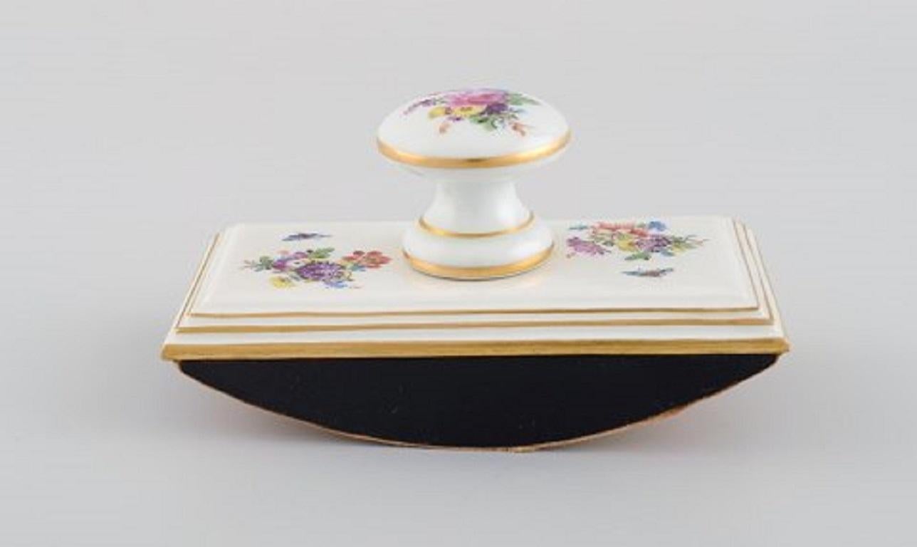 Five Parts Meissen Porcelain with Hand-Painted Floral Motifs. 20th C In Excellent Condition In København, Copenhagen