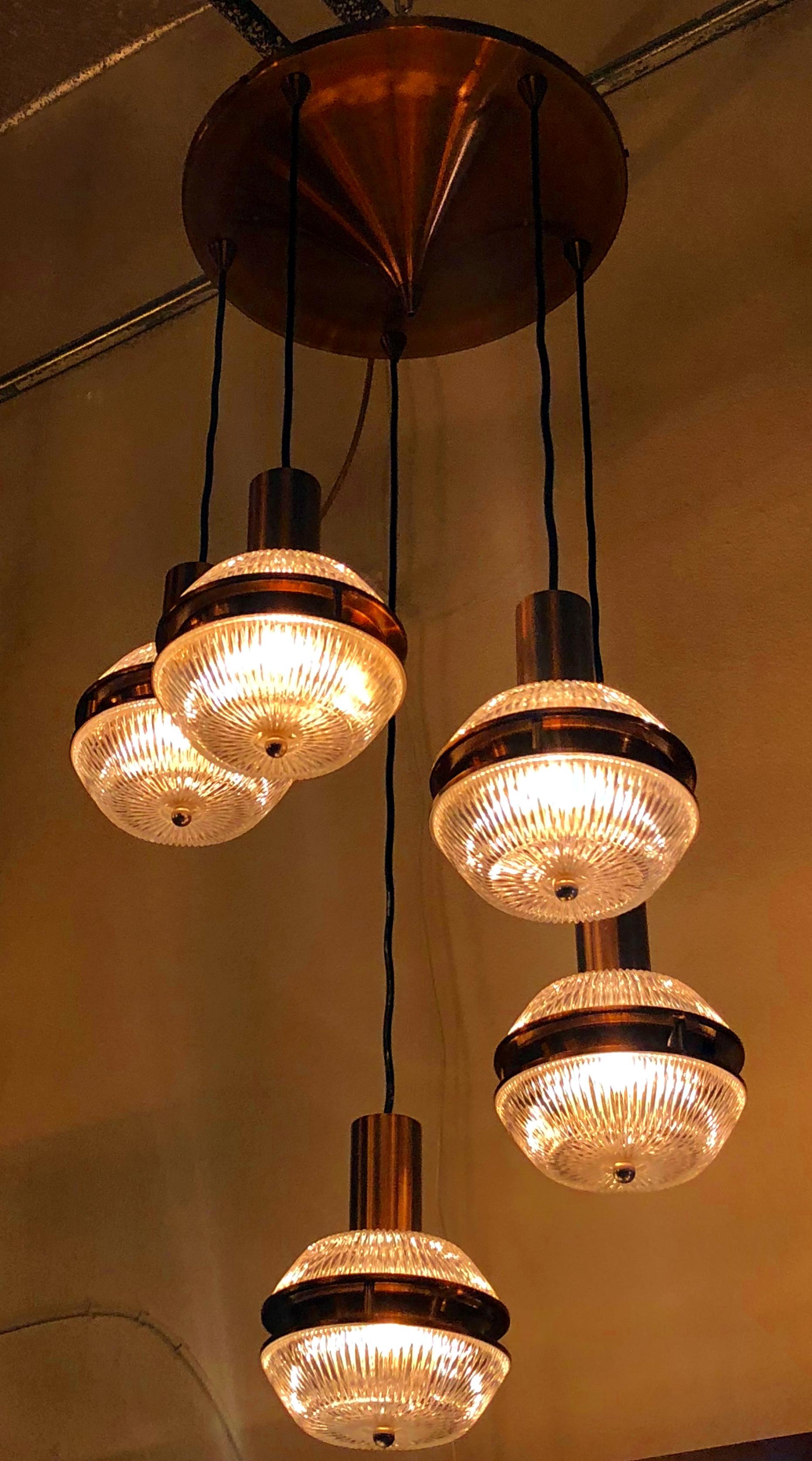 Original vintage Italian flush mount with height adjustable pendant lights made of beautiful textured glasses, mounted on polished bronzed metal finish / Designed by Stilnovo circa 1960’s / Made in Italy 
5 lights / E12 type / max 40W each
Overall
