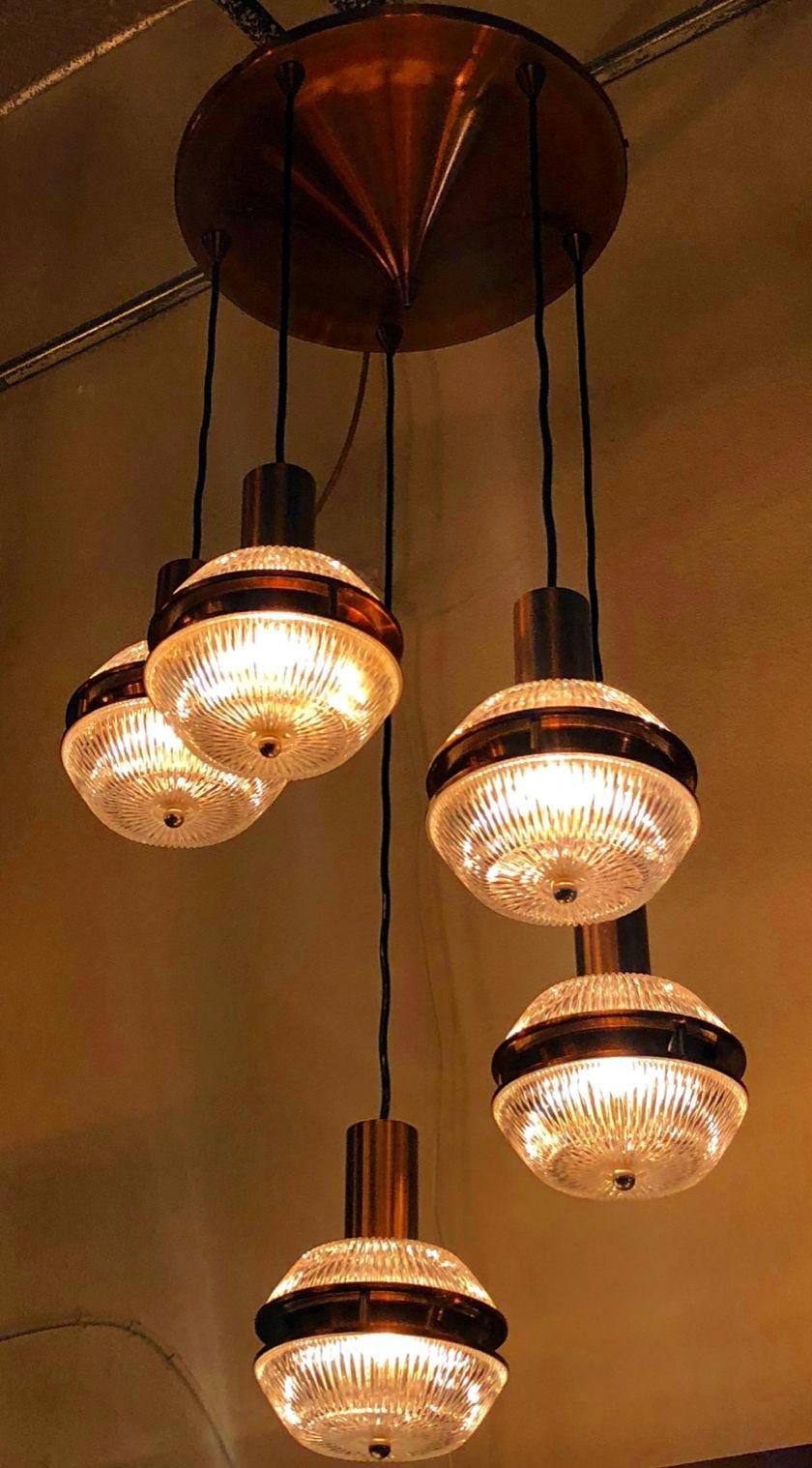 Originali lampade a sospensione vintage italiane a incasso e regolabili in altezza, realizzate con bellissimi vetri testurizzati e montate su metallo bronzato lucido / Disegnate da Stilnovo negli anni '60 circa / Made in Italy. / 5 luci. Diametro