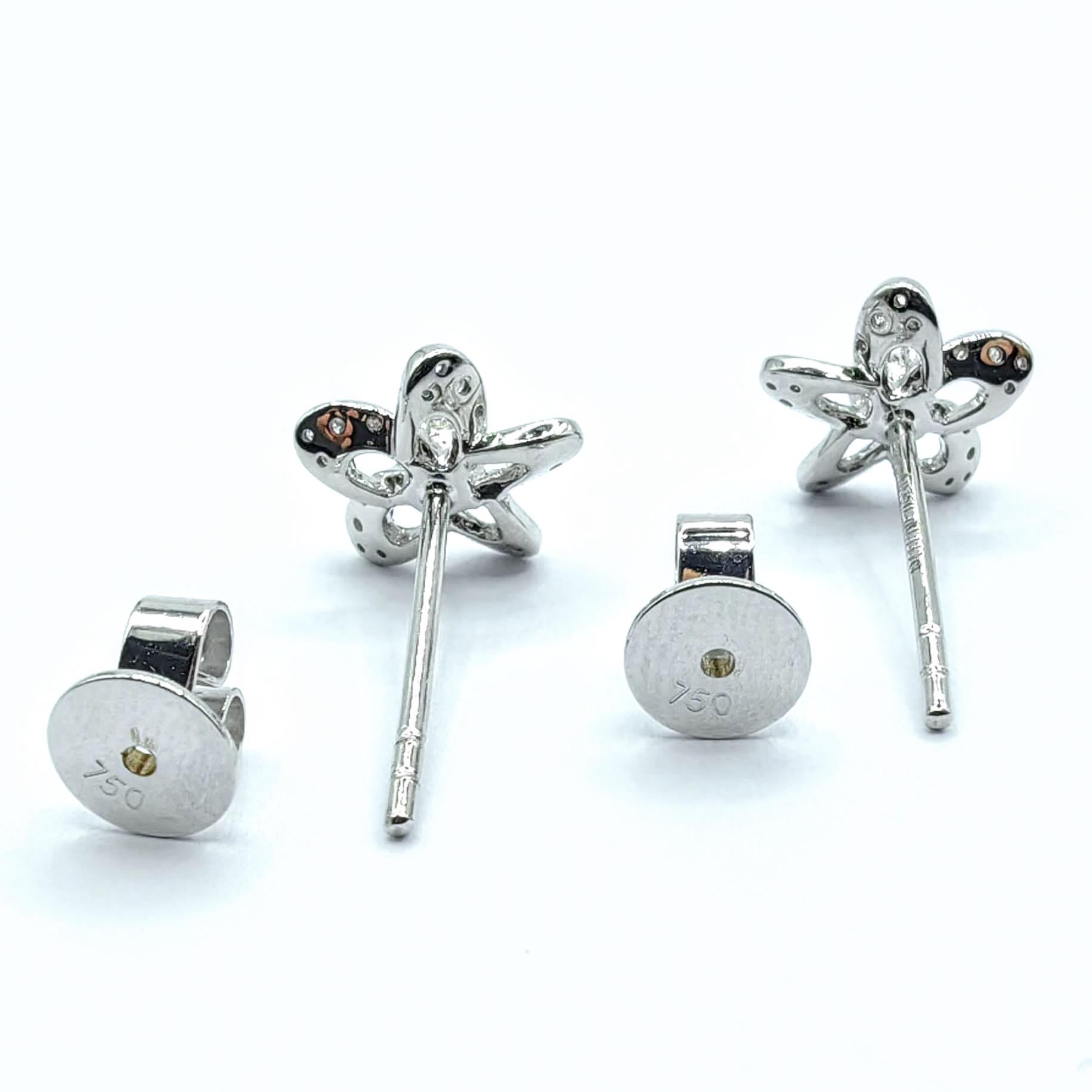 Fünfblättrige Blume mit rundem Brillantschliff Diamant-Ohrstecker aus 18K Weißgold im Angebot 4