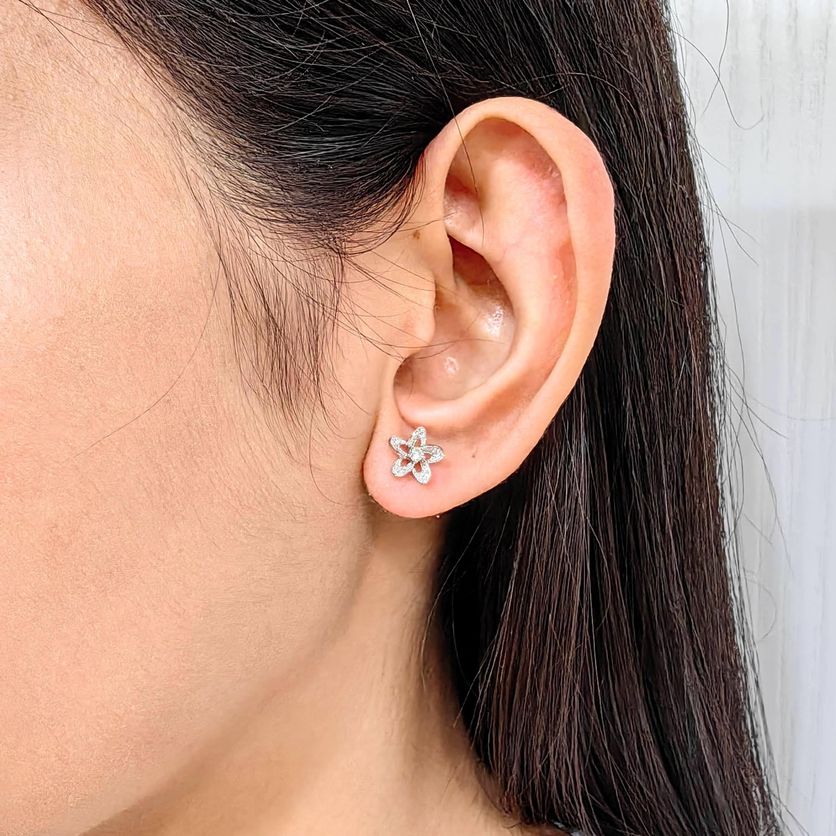 Fünfblättrige Blume mit rundem Brillantschliff Diamant-Ohrstecker aus 18K Weißgold im Angebot 8