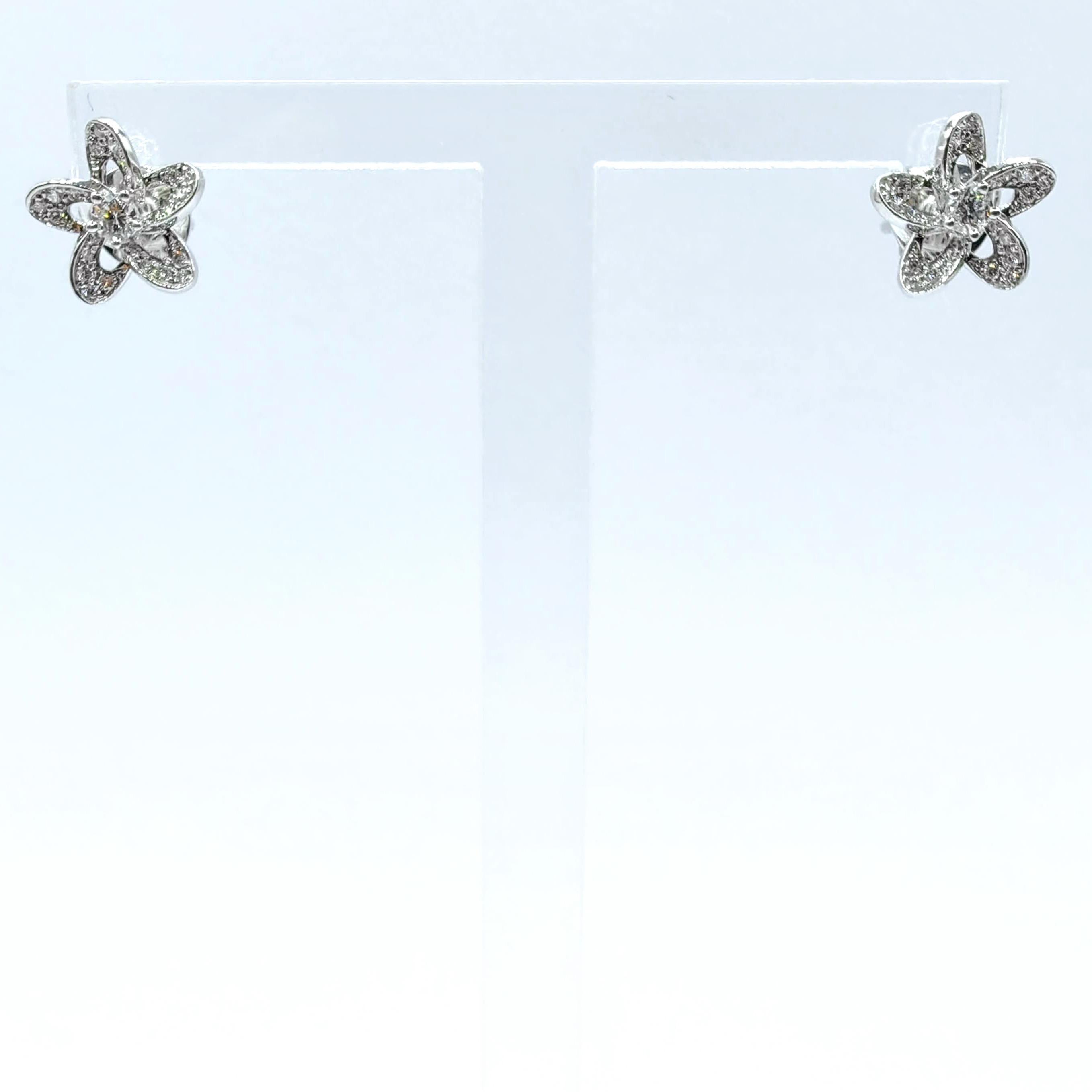 Zarte botanische Schönheit steht im Mittelpunkt dieser bezaubernden Blumenohrstecker, deren fünf anmutige Blütenblätter ein zeitloses Symbol für natürliche Eleganz darstellen. Jedes Blütenblatt ist mit funkelnden Diamanten umrandet, die die