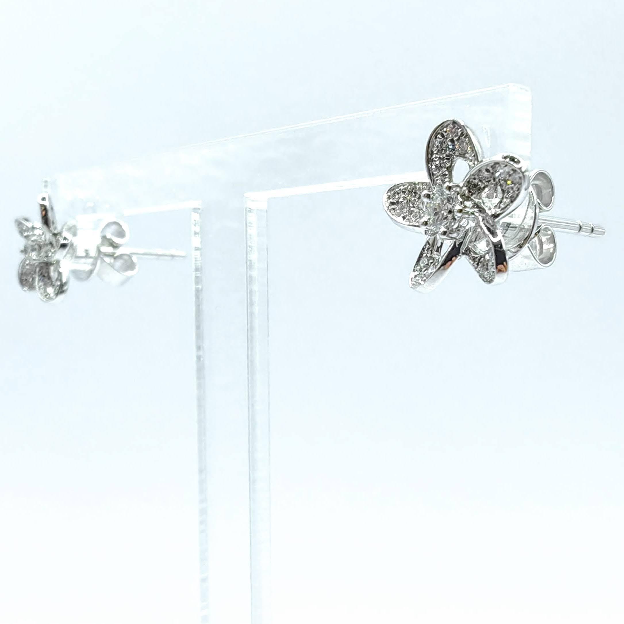 Fünfblättrige Blume mit rundem Brillantschliff Diamant-Ohrstecker aus 18K Weißgold (Zeitgenössisch) im Angebot