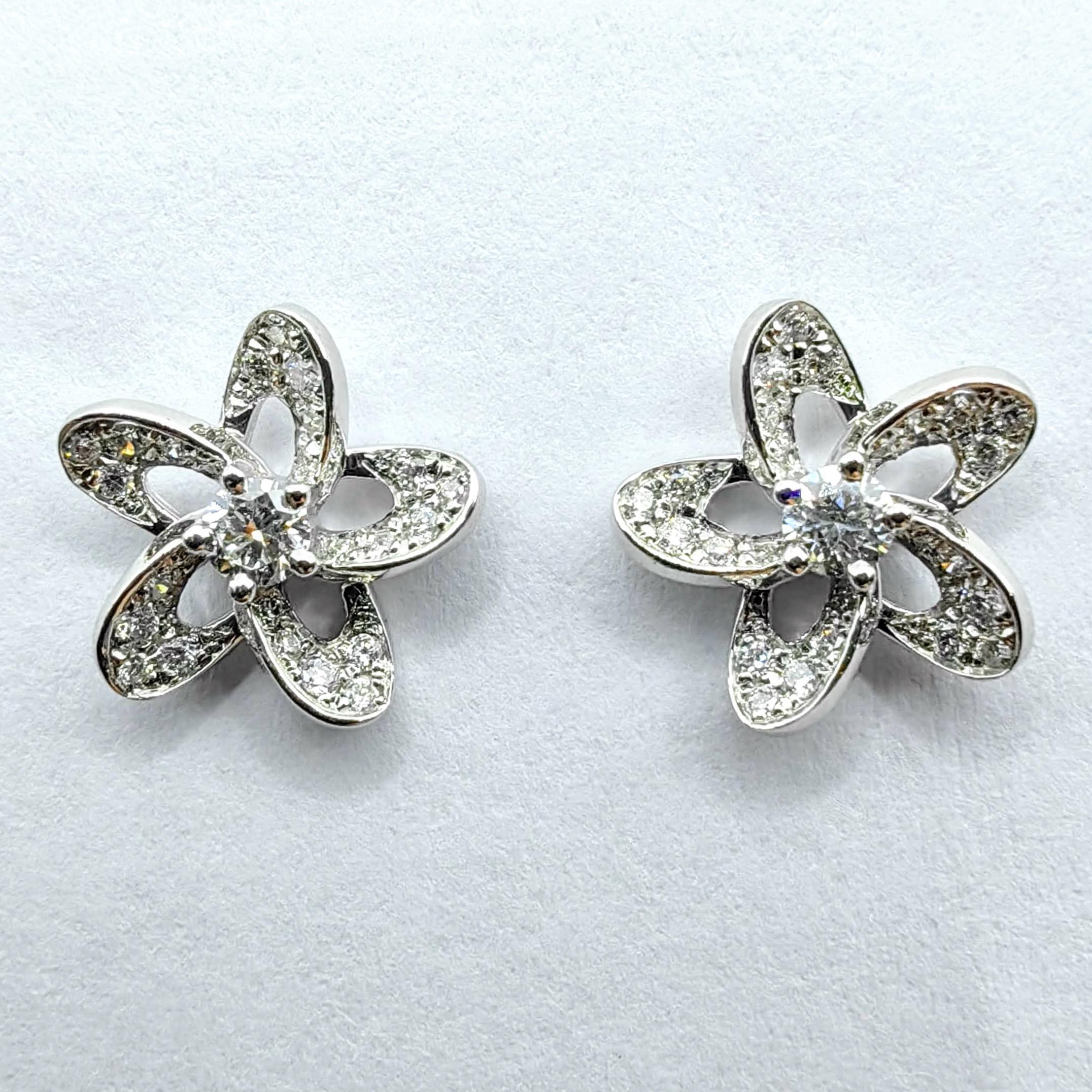 Fünfblättrige Blume mit rundem Brillantschliff Diamant-Ohrstecker aus 18K Weißgold Damen im Angebot