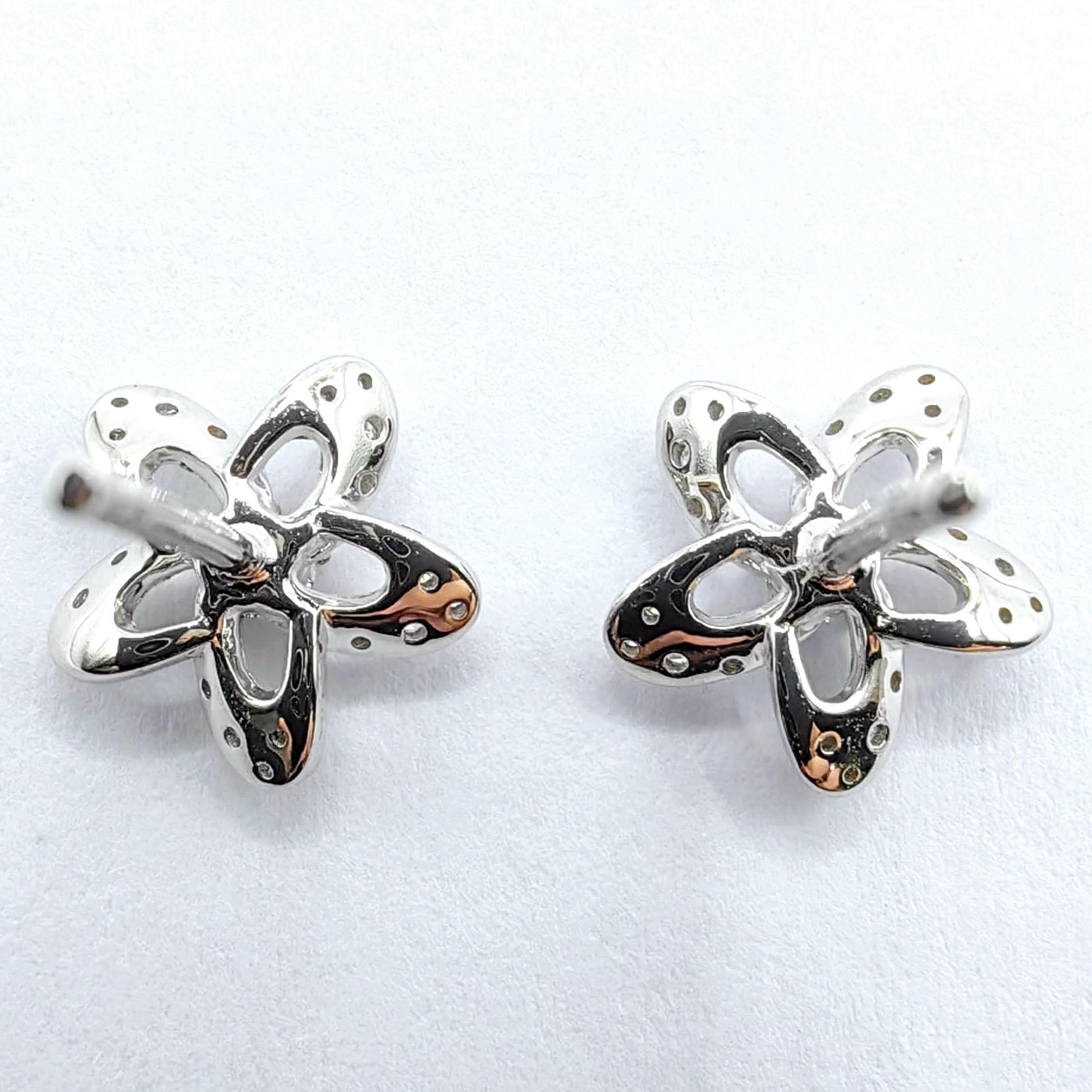 Fünfblättrige Blume mit rundem Brillantschliff Diamant-Ohrstecker aus 18K Weißgold im Angebot 1