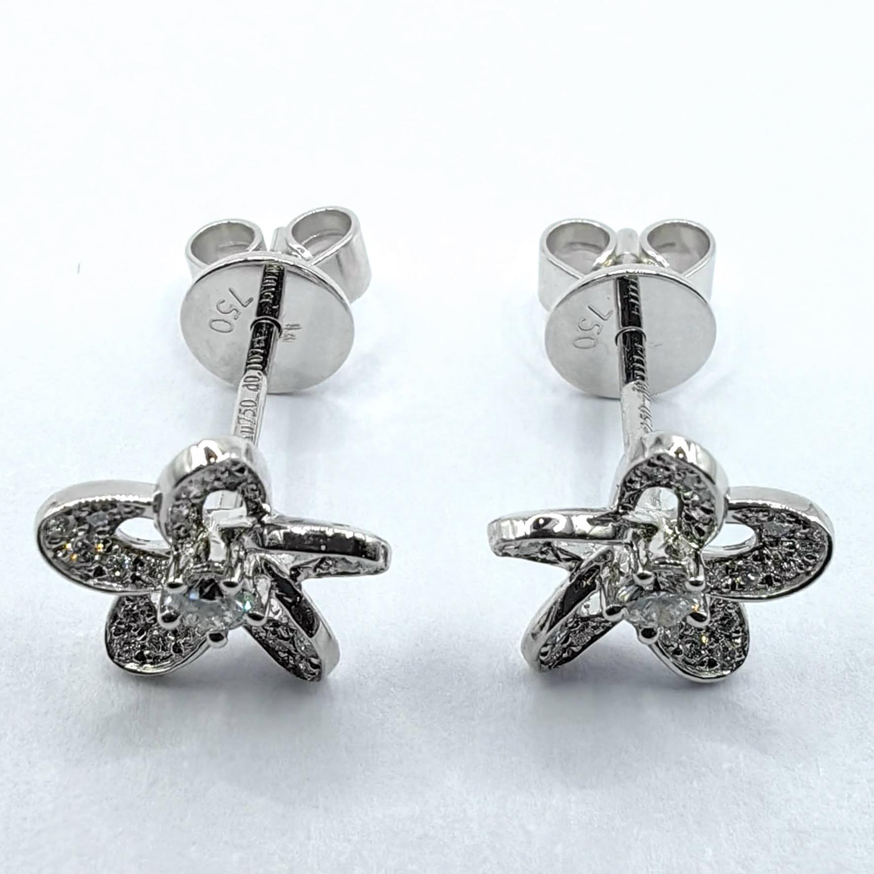 Fünfblättrige Blume mit rundem Brillantschliff Diamant-Ohrstecker aus 18K Weißgold im Angebot 2