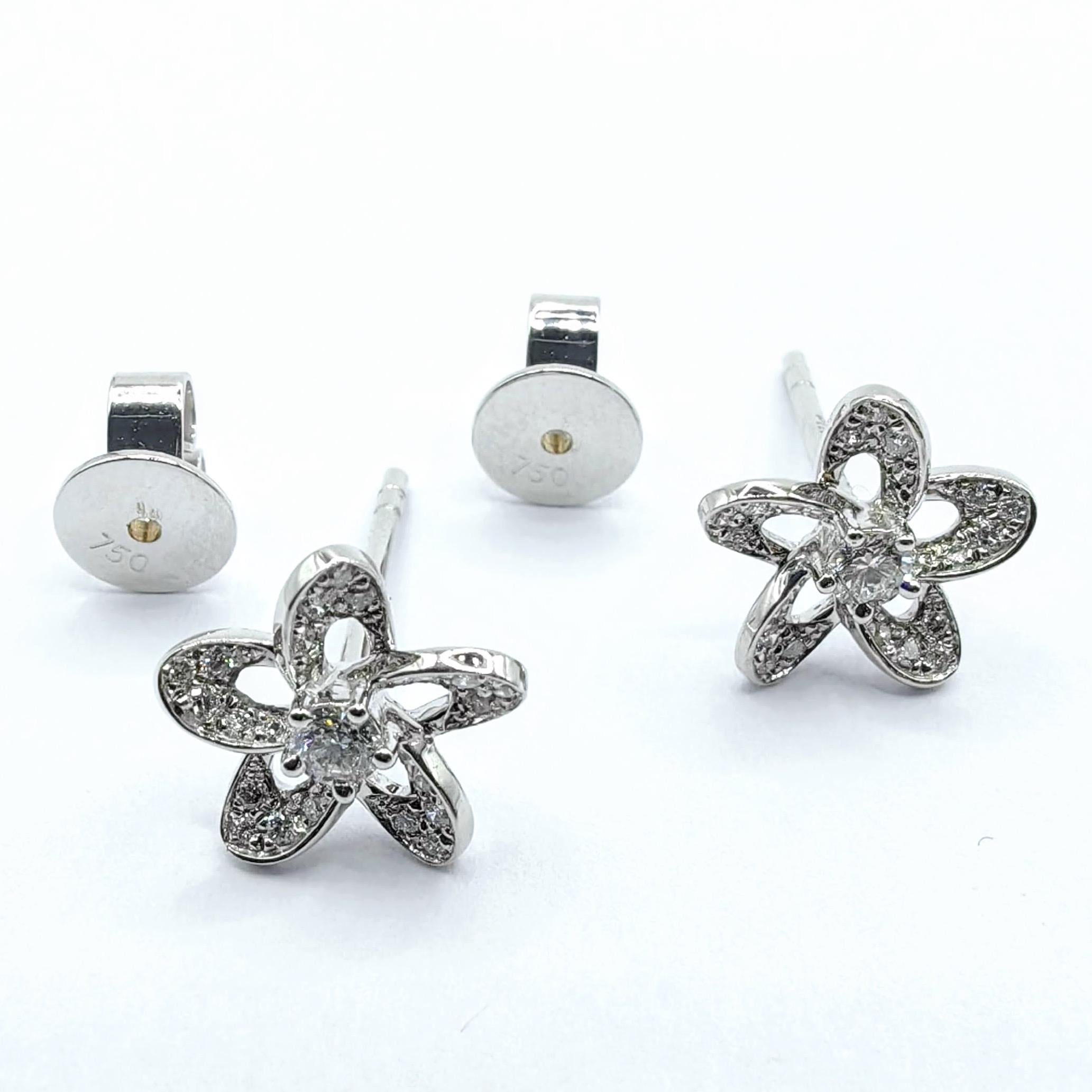 Fünfblättrige Blume mit rundem Brillantschliff Diamant-Ohrstecker aus 18K Weißgold im Angebot 3