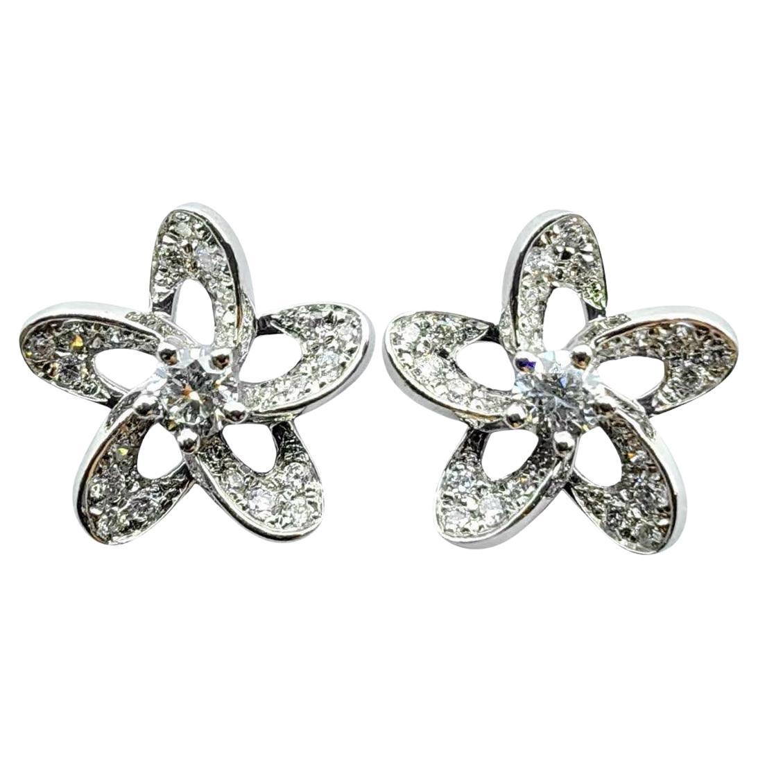 Orecchini a perno con diamanti taglio Brilliante a cinque petali di fiori in oro bianco 18 carati